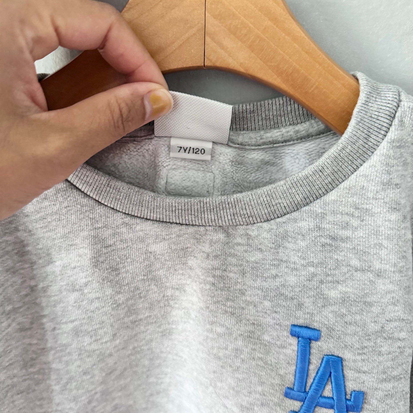 MLB / LA Dodgers light grey sweatshirt / 7Y(Fits 5-6Y)