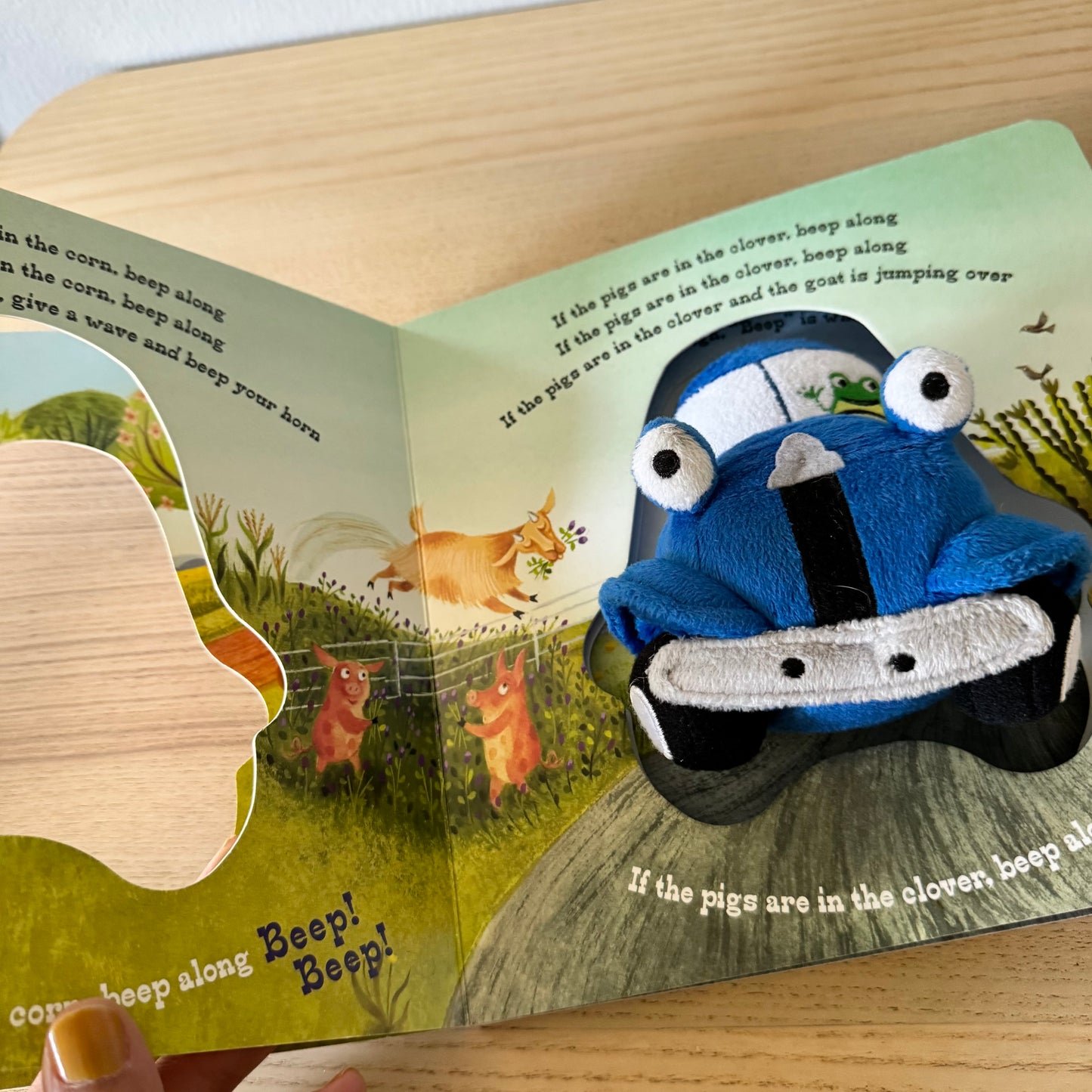Little Blue Truck's Beep-Along Book / Alice Schertle