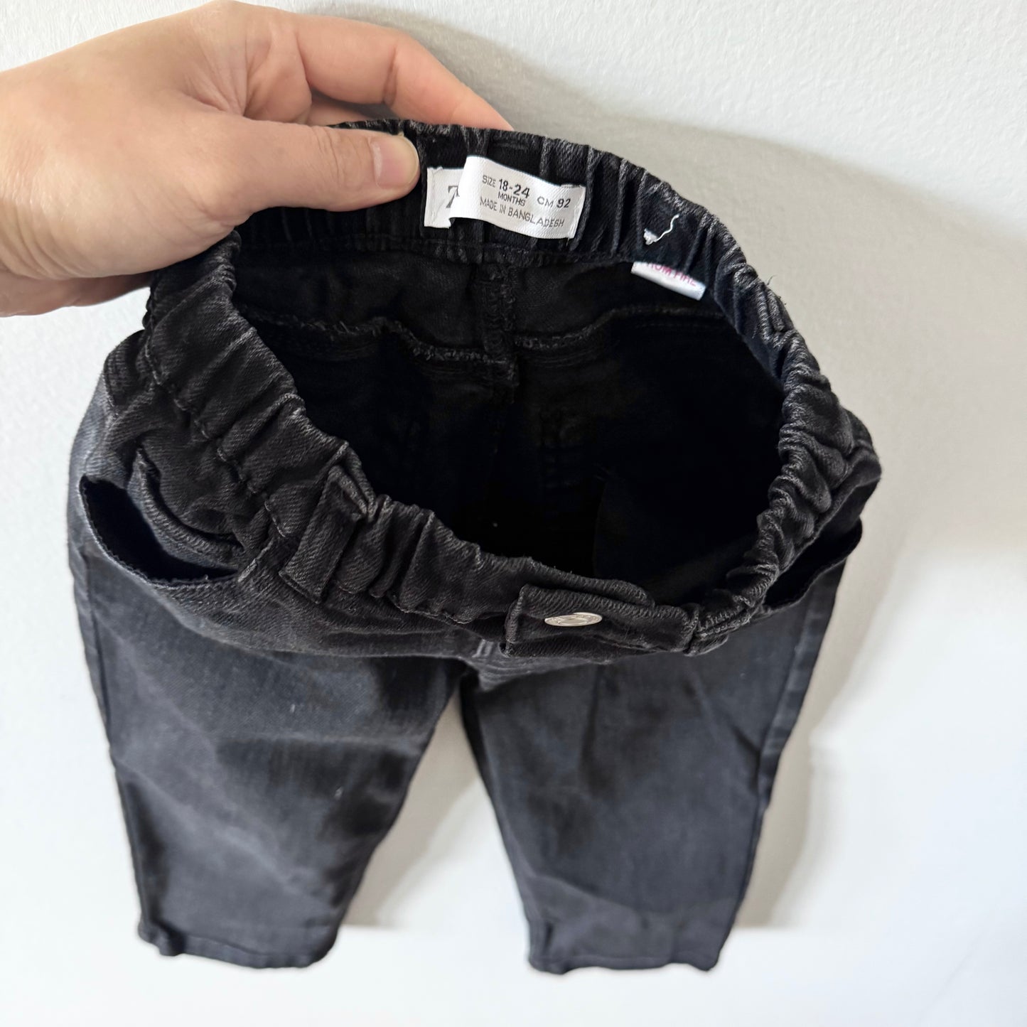 Zara / Jean en denim noir / 18-24M