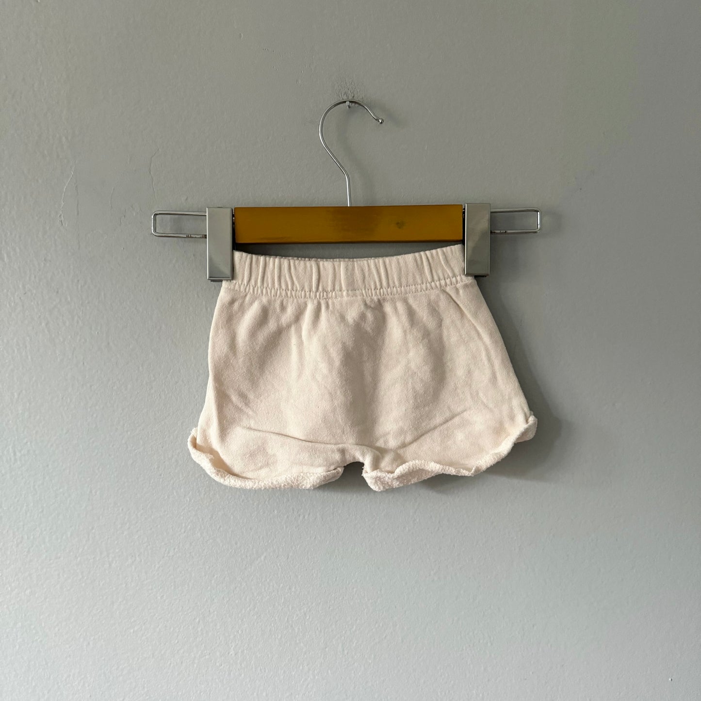 Indigo baby / White sweat shorts / 3-6M