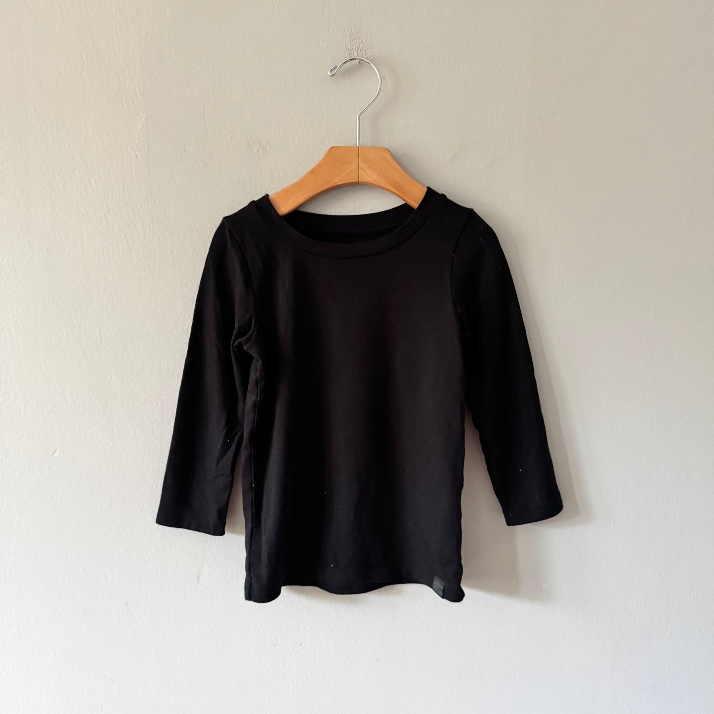Uniqlo / Black heat tech extra warm long sleeve / 3-4Y