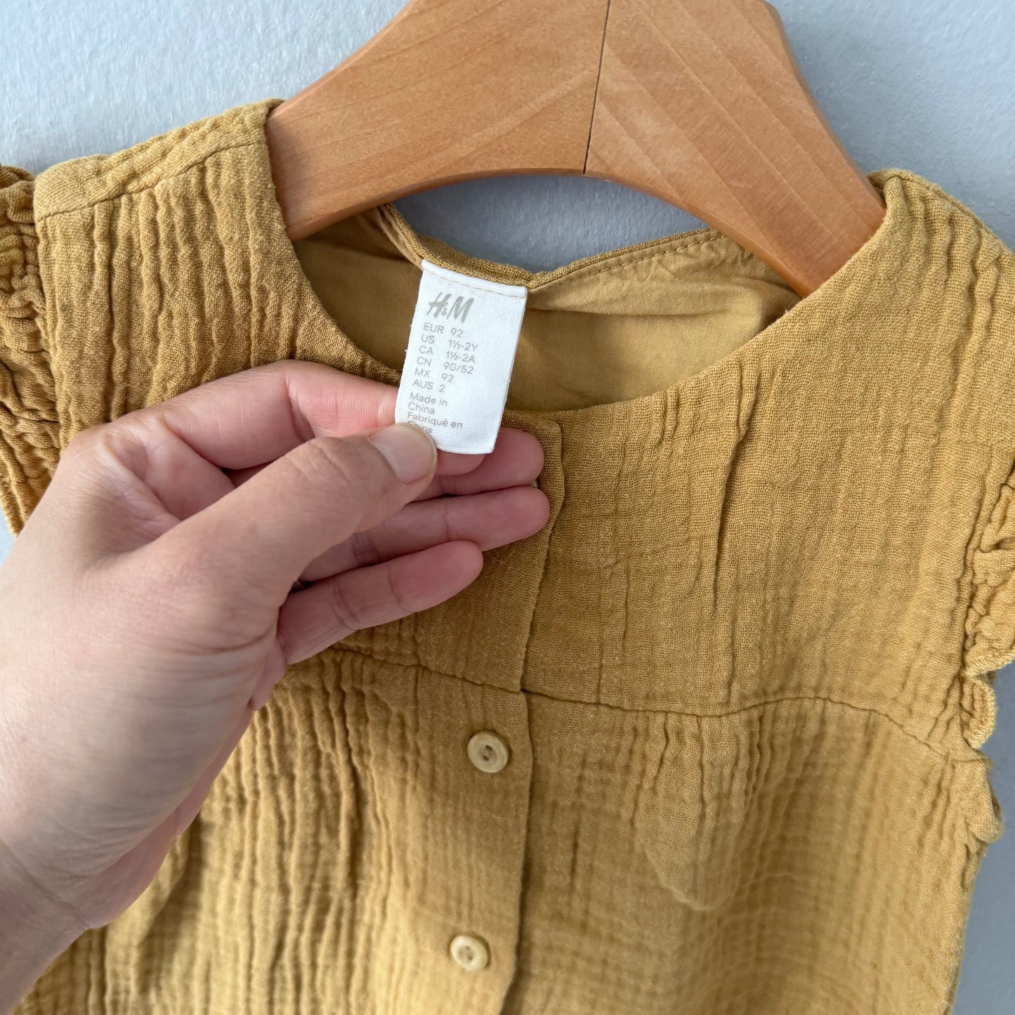 H&M / Barboteuse débardeur en mousseline couleur moutarde / 18-24M