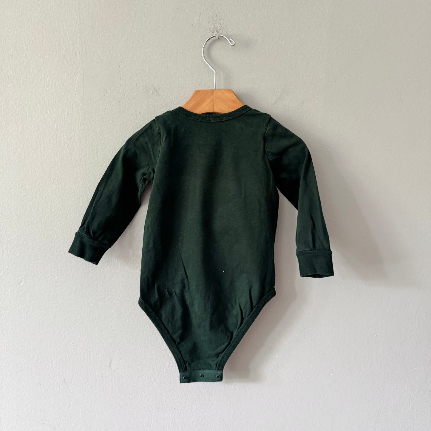 Roots / Green onesie / 6-12M