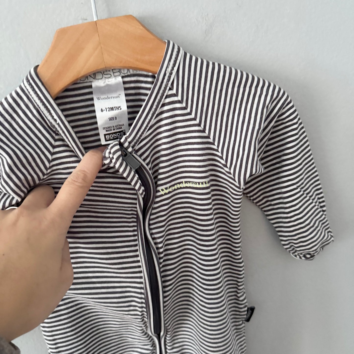 Bonds / Wondersuit - White brown stripe / 6-12M