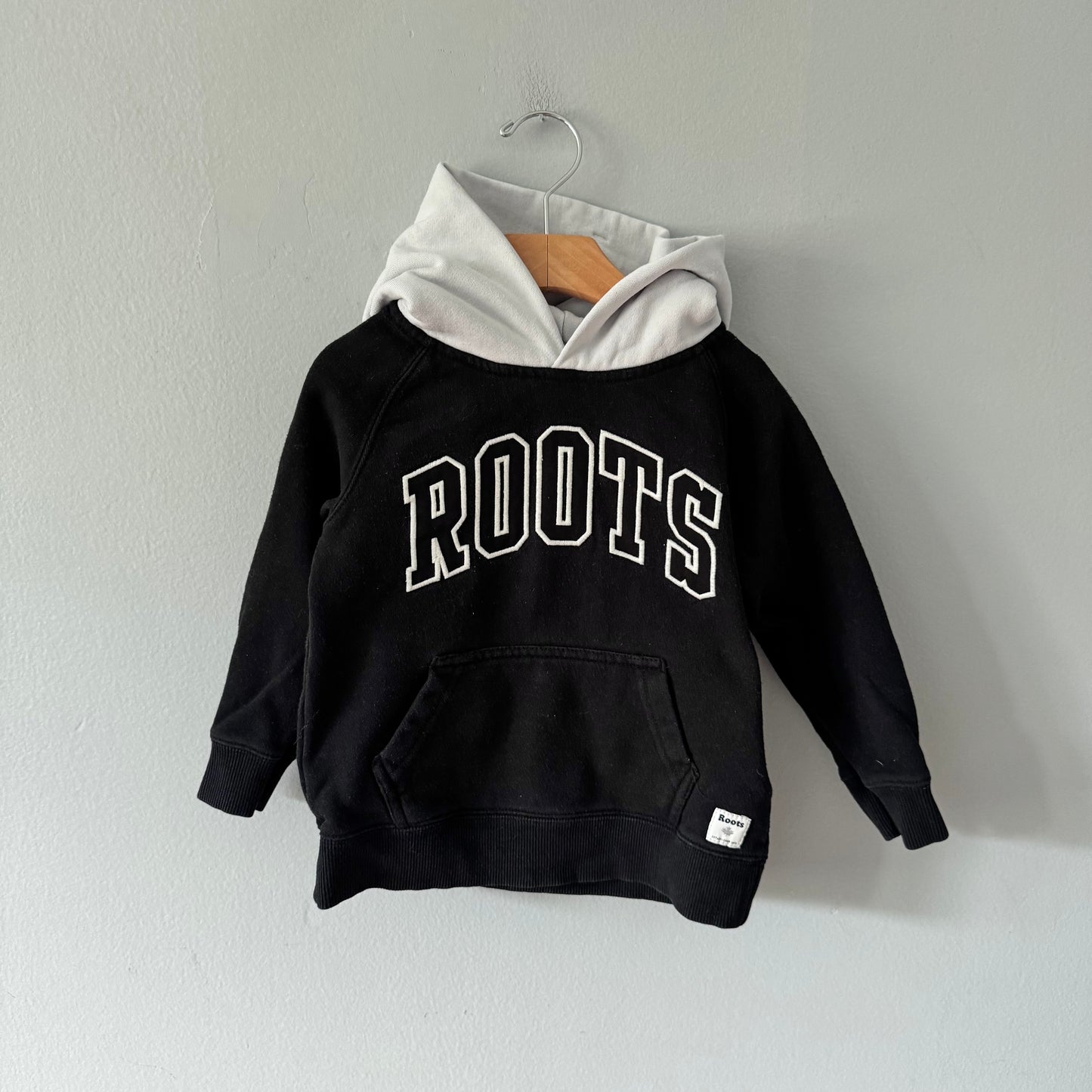 Roots / Black & white hoodie / 4T