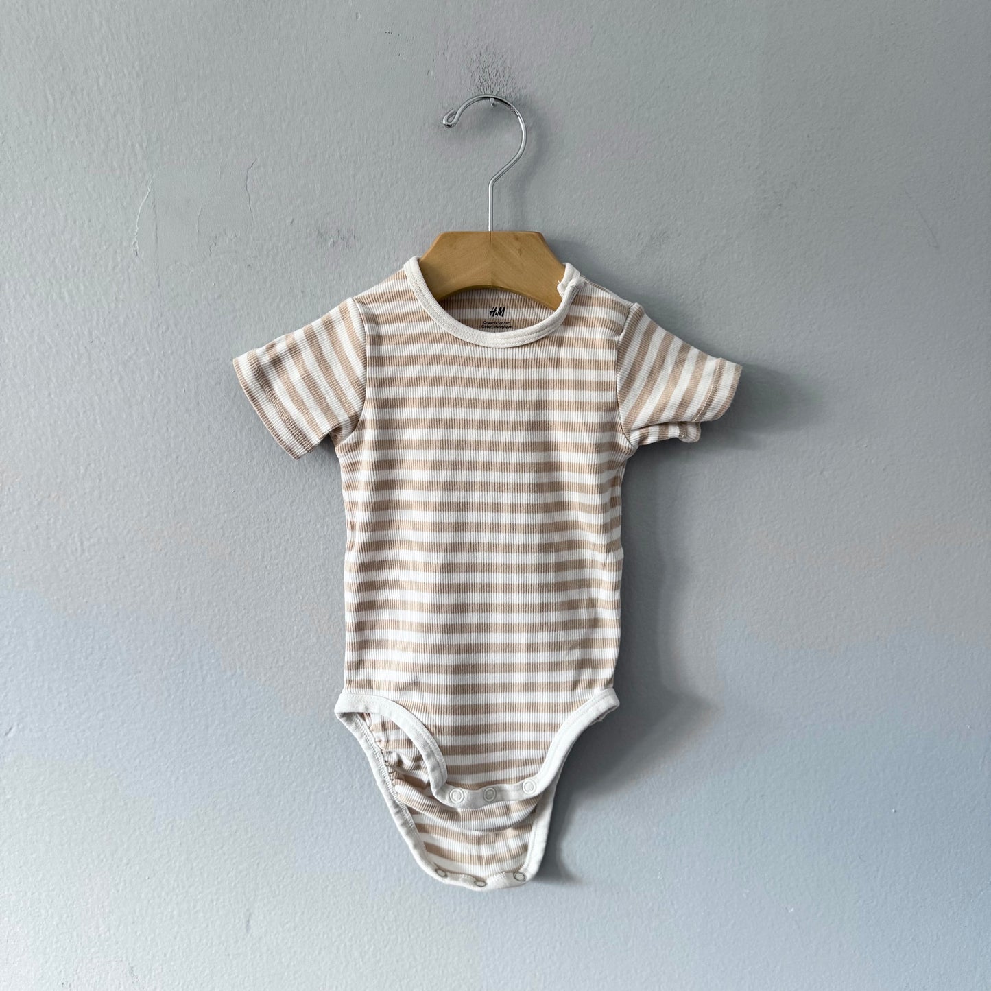 H&M / Short sleeve onesie / 4-6M