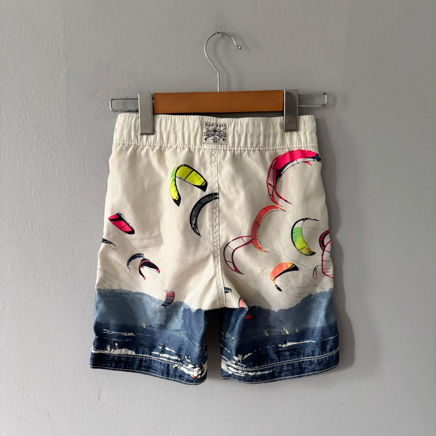 Gap / White x neon navy swim trunks / 4-5Y