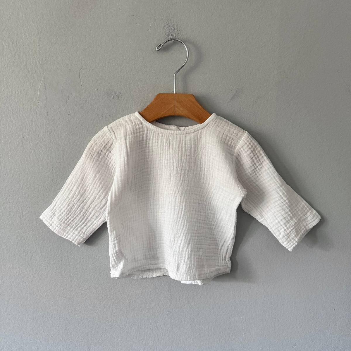 Pequeno Tocon / White muslin long sleeve / 12M