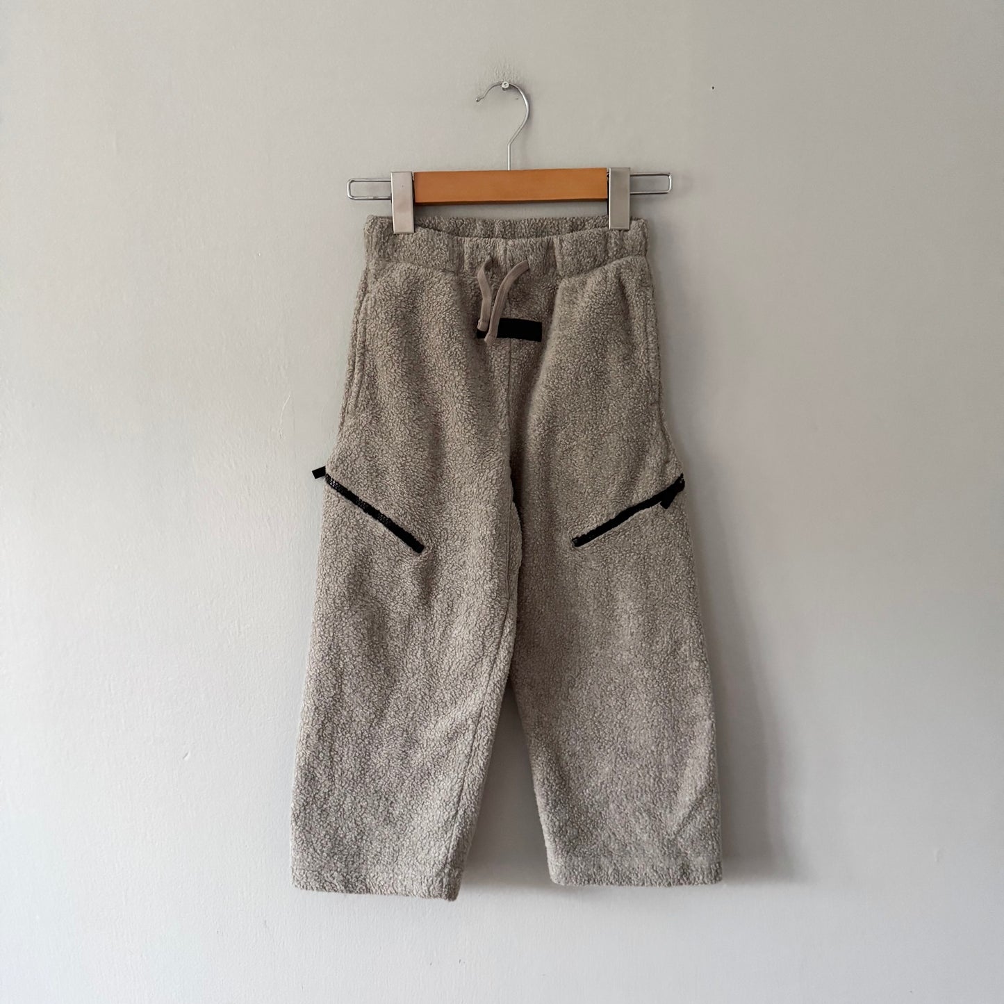 Essentials / Light grey fleece pants / 2-3Y(Fits 4Y)