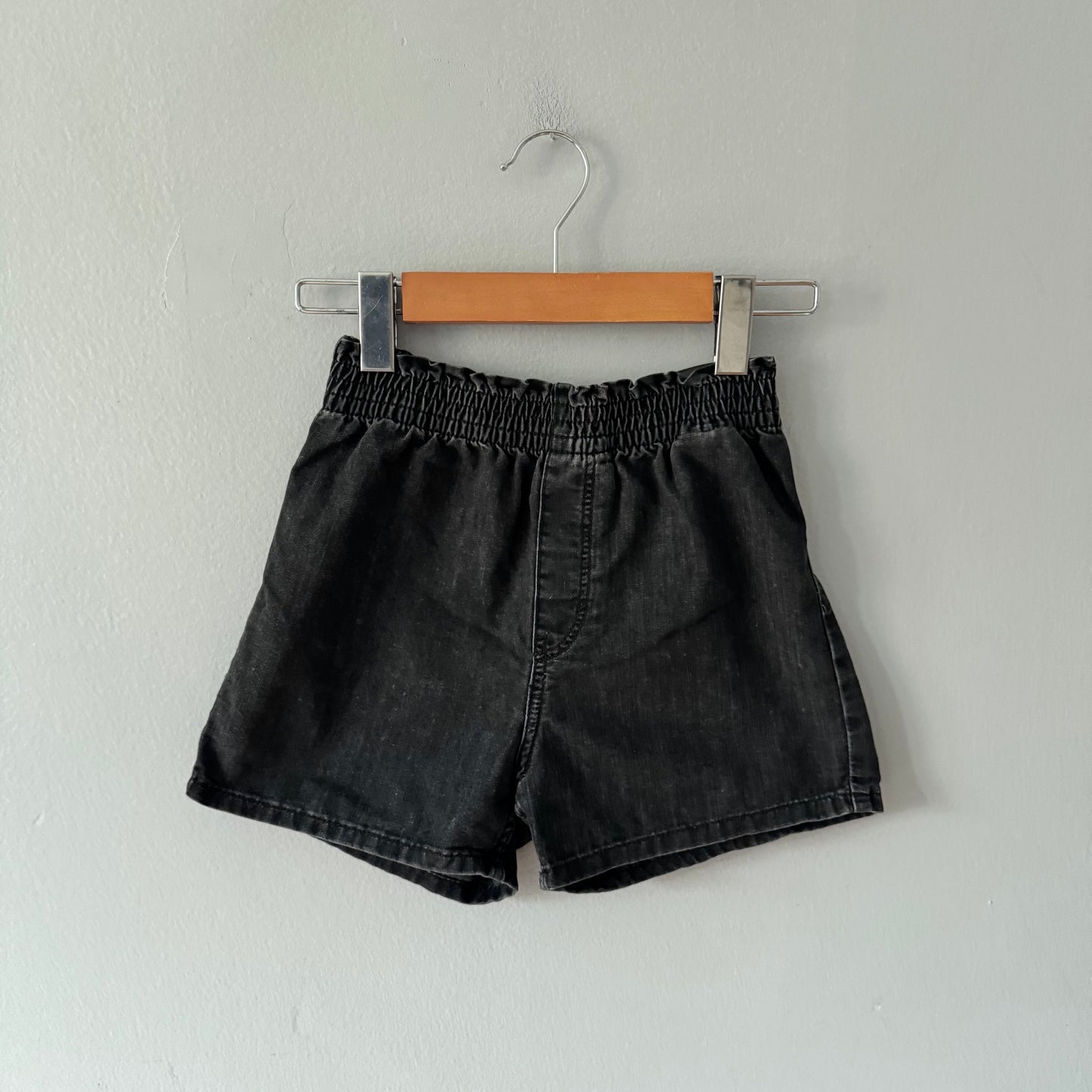 H&M / Black denim shorts / 7-8Y