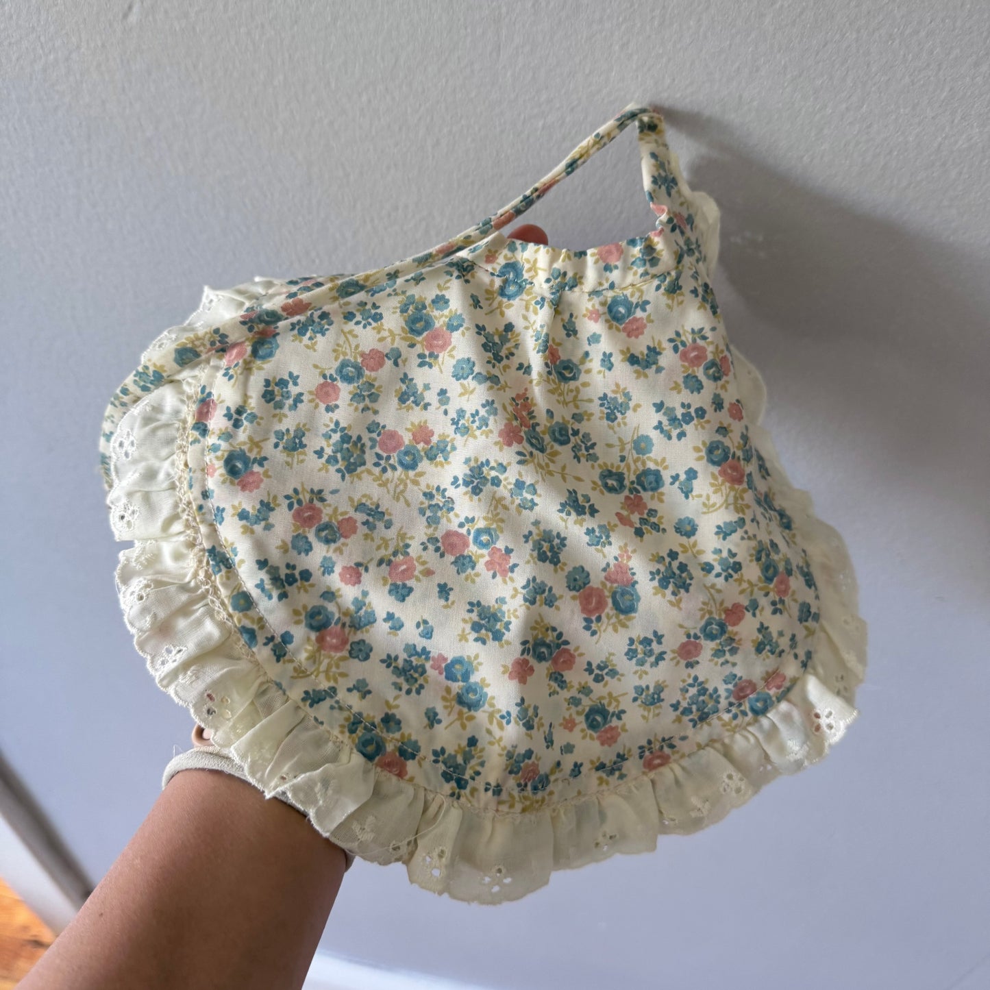 Vintage / Green floral bonnet, bib and shorts set / 12M