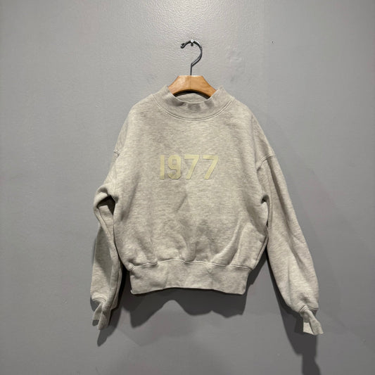 Essentials / Light grey 1977 sweatshirt / 6-7Y
