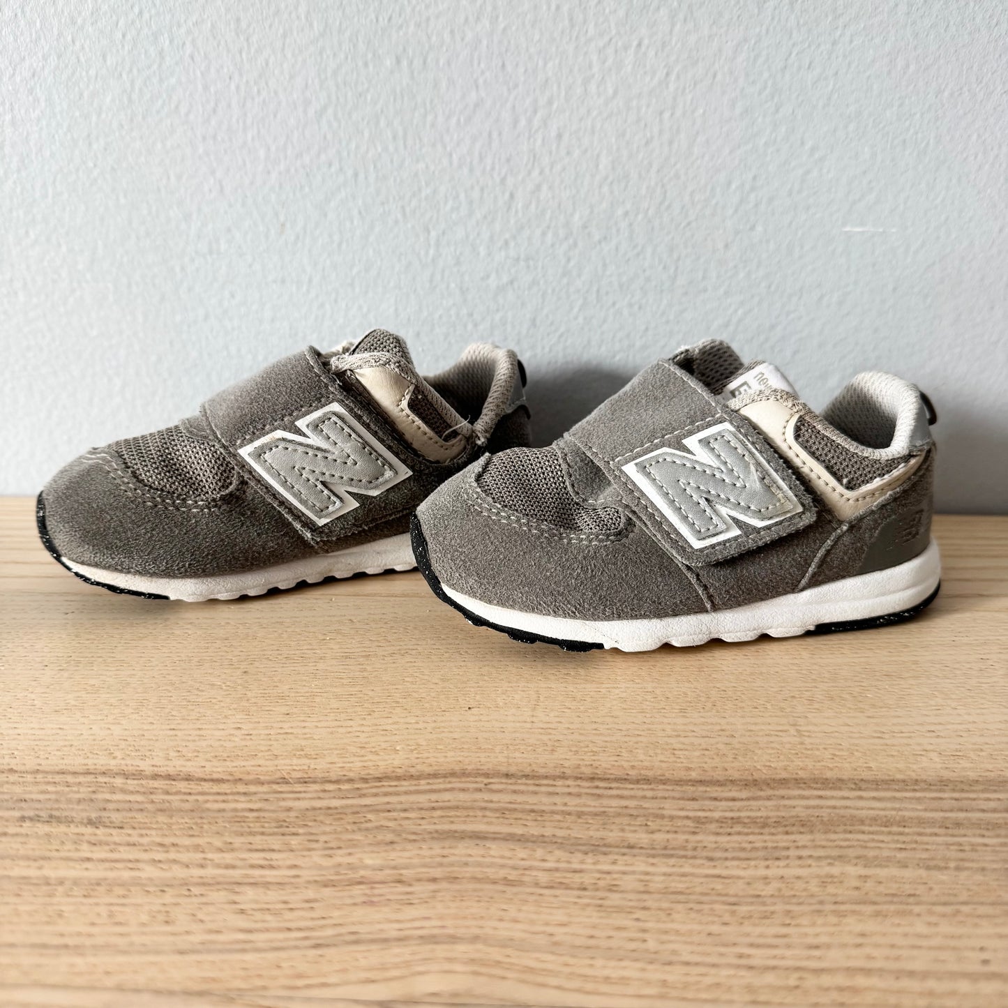 New Balance / Light grey sneaker / US6