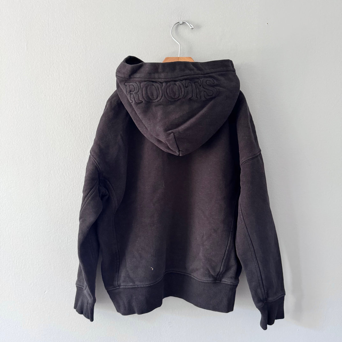 Roots / Black hoodie / 7-8Y