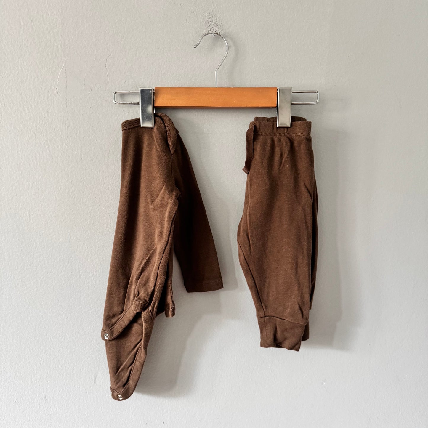 Gap / Brown onesie & pants set / 6-12M