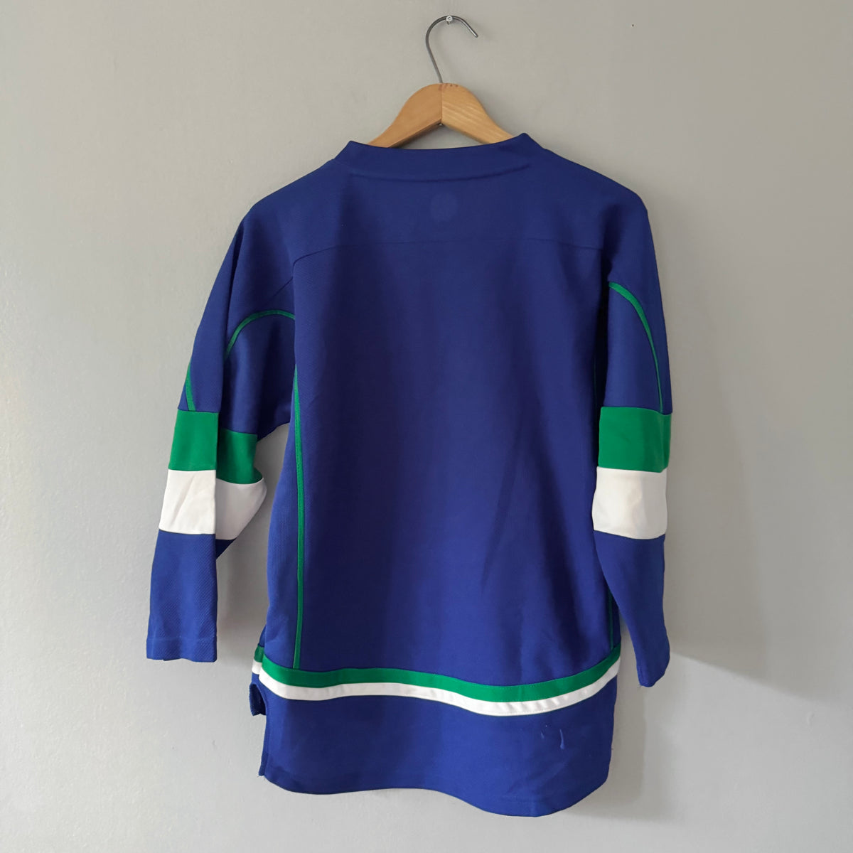 NHL / Vancouver Canucks jersey / Youth L/XL