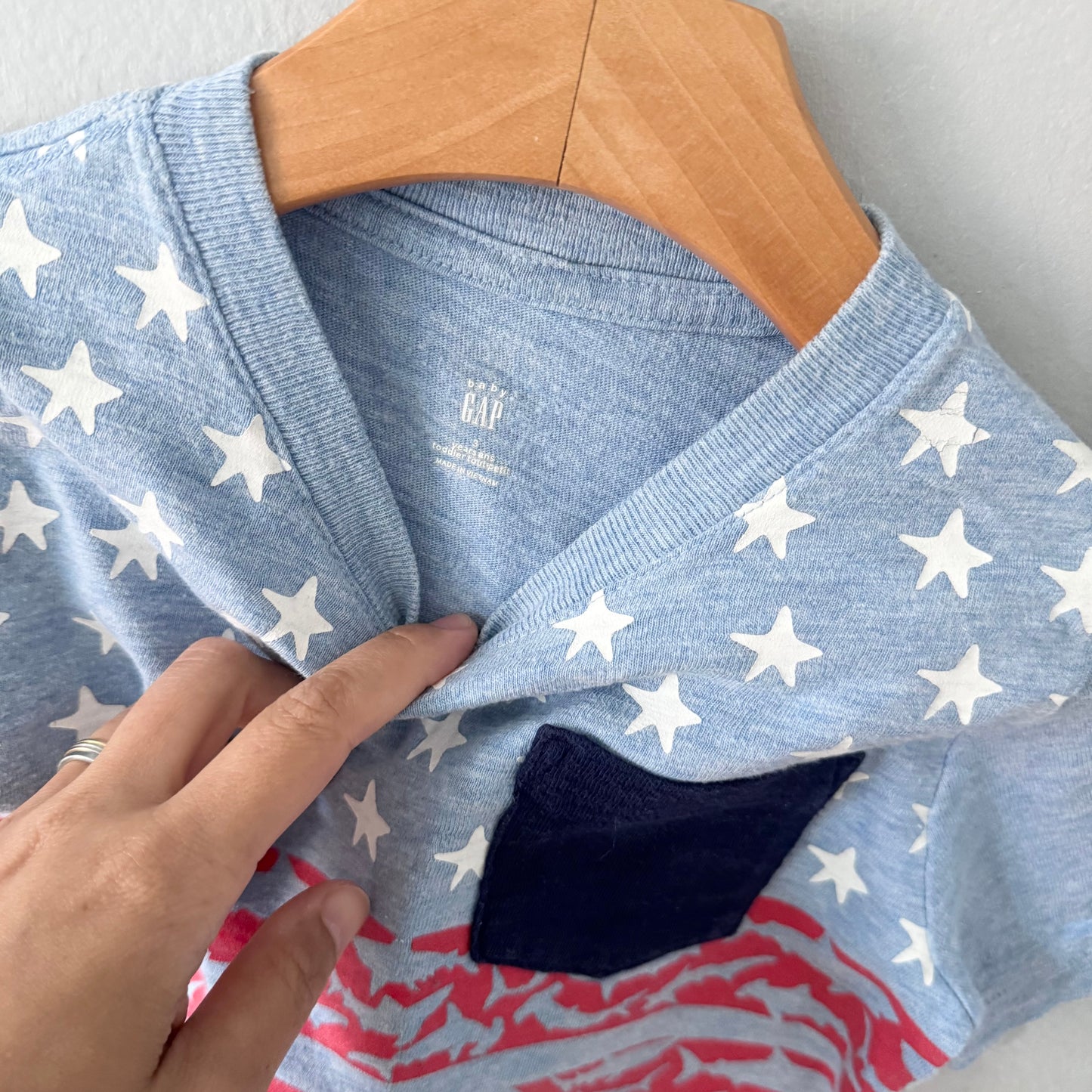 Gap / Blue red shark T-shirt / 3Y