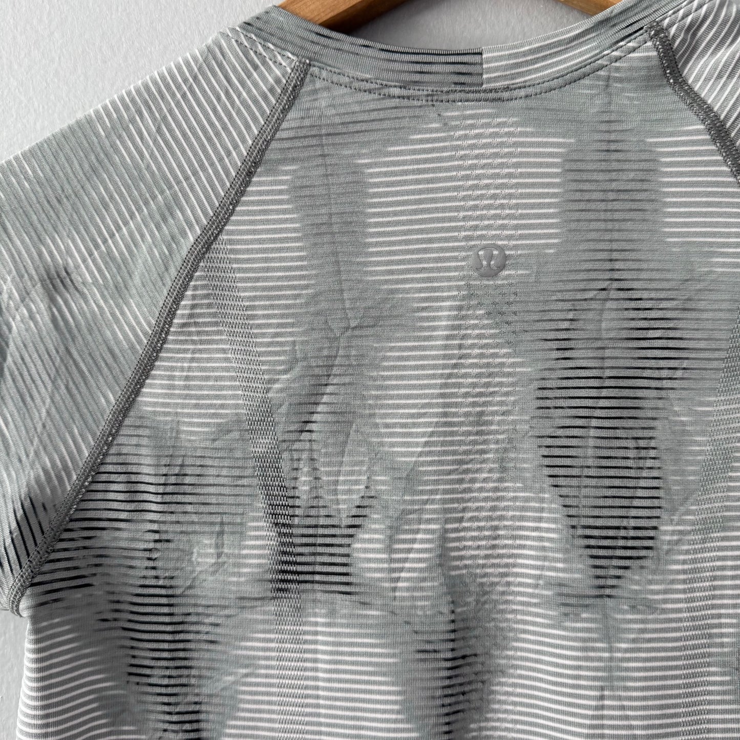 Lululemon / Grey active top / Women 6
