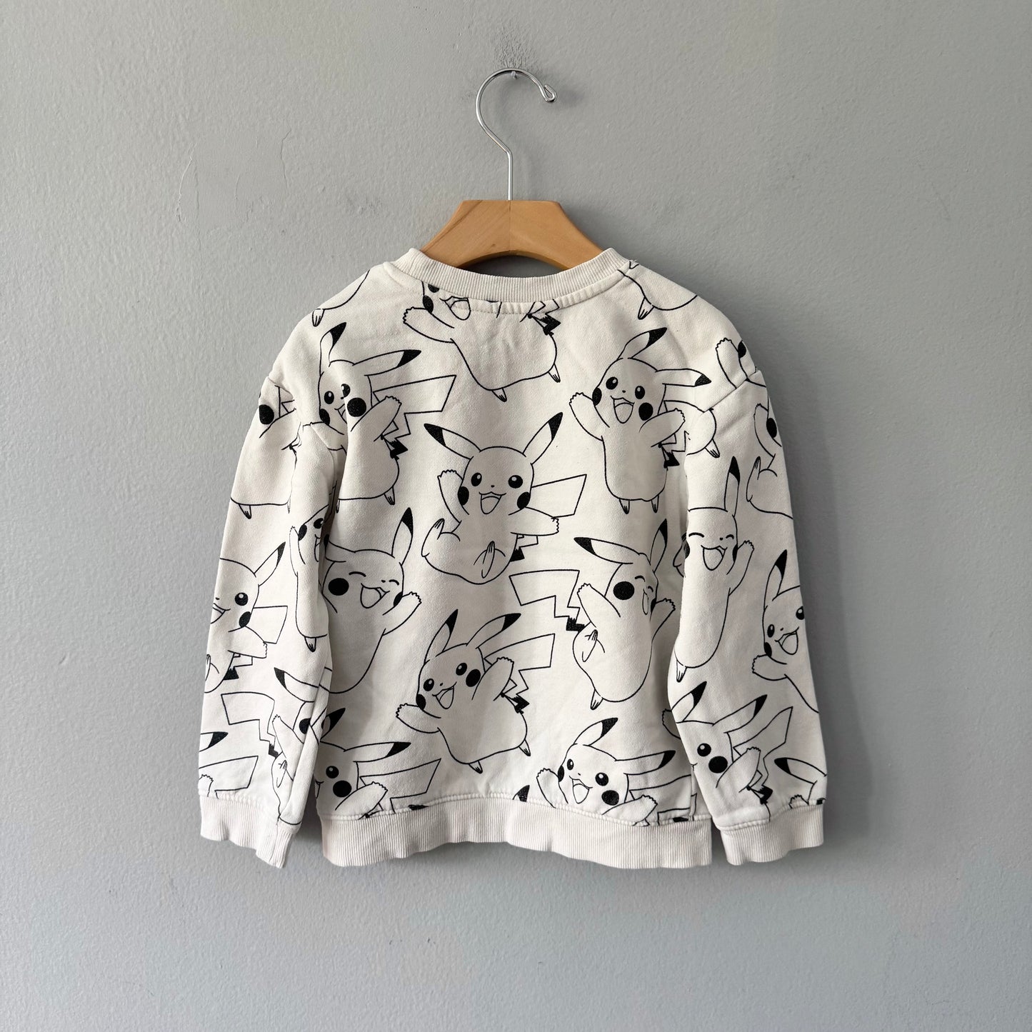 H&M / White Pikachu sweatshirt / 4-6Y