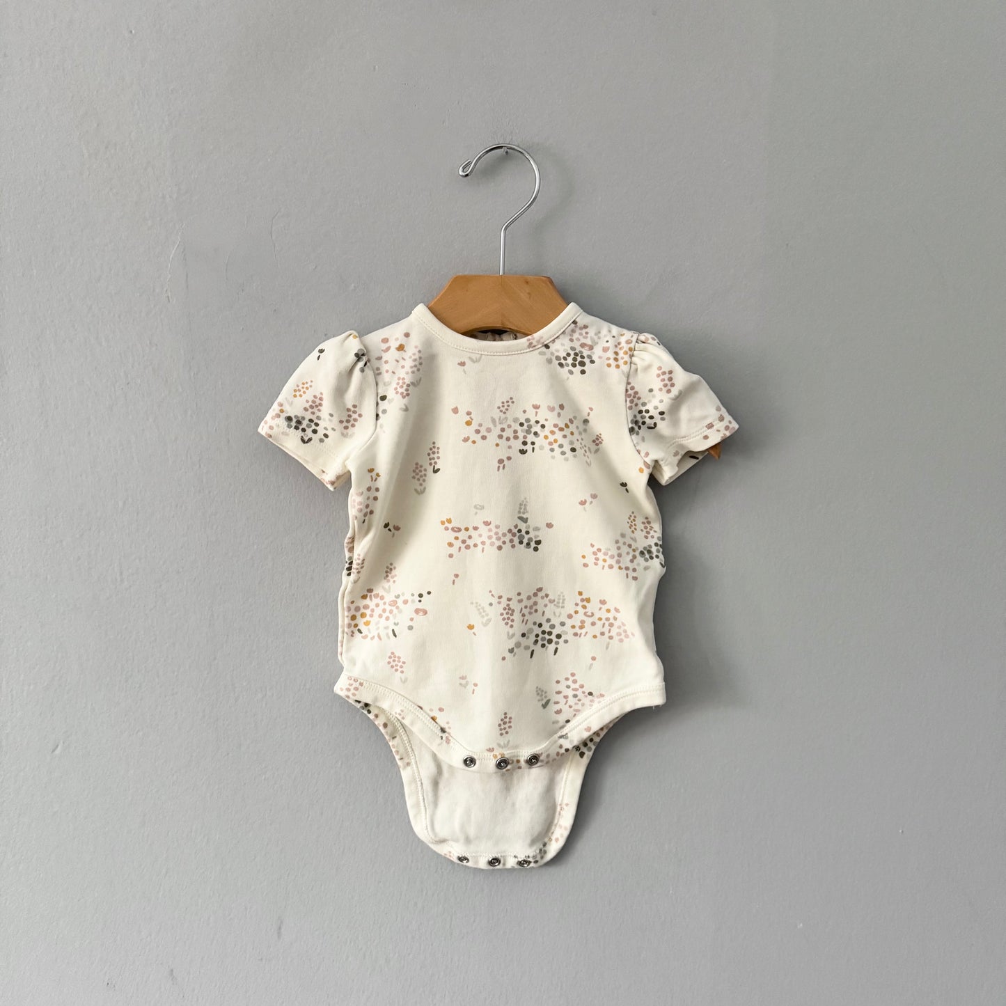 Pehr / Grenouillère florale rose et blanche / 3-6 mois