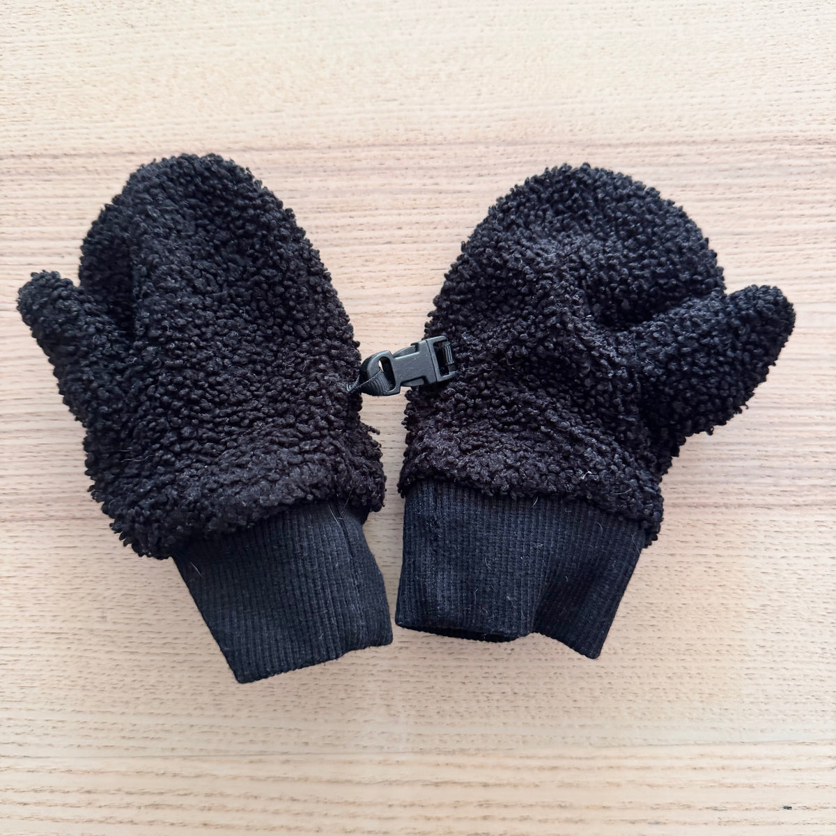 Stonz / Black mittens / 4-8Y