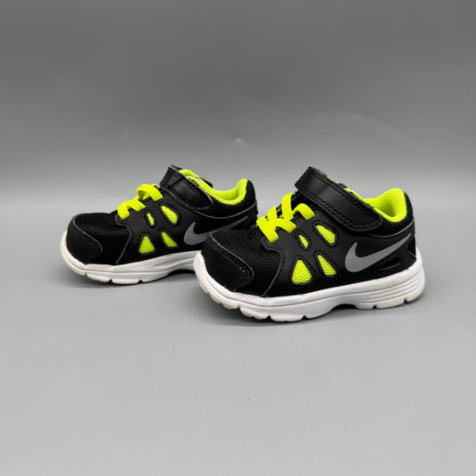 Nike / Running Shoes / US5