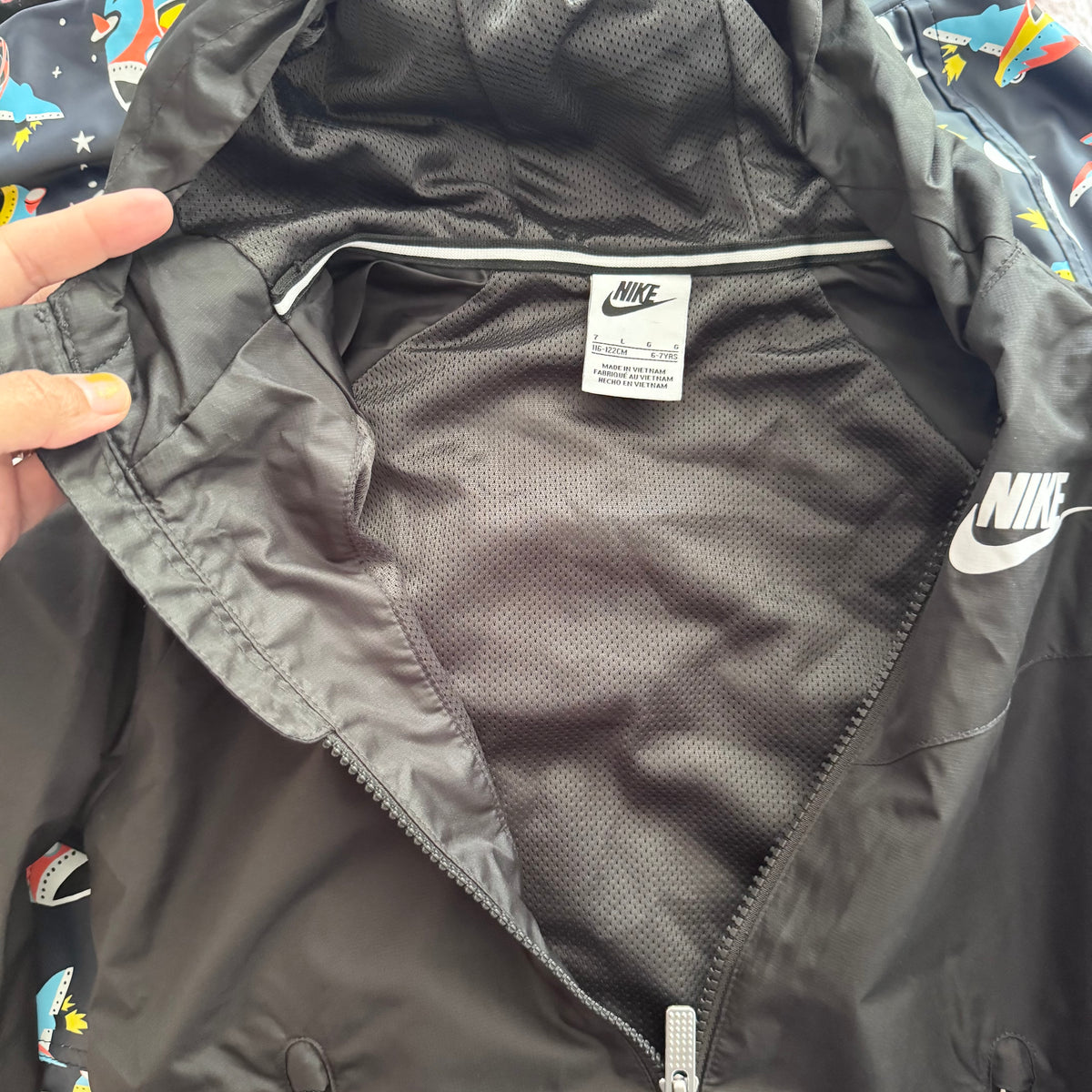Nike / Black mesh lined nylon jacket / 6-7Y