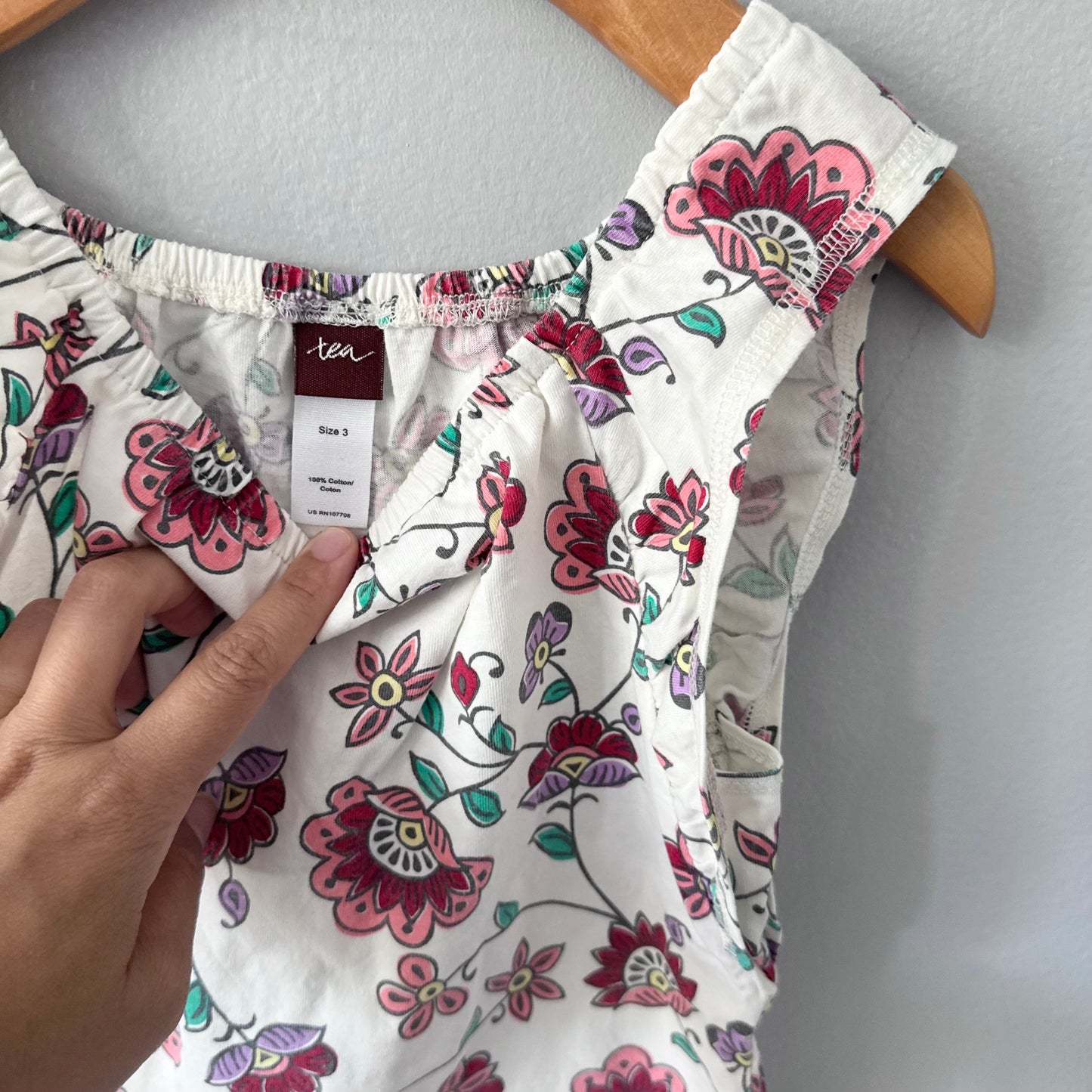 Tea / White x floral tank / 3Y