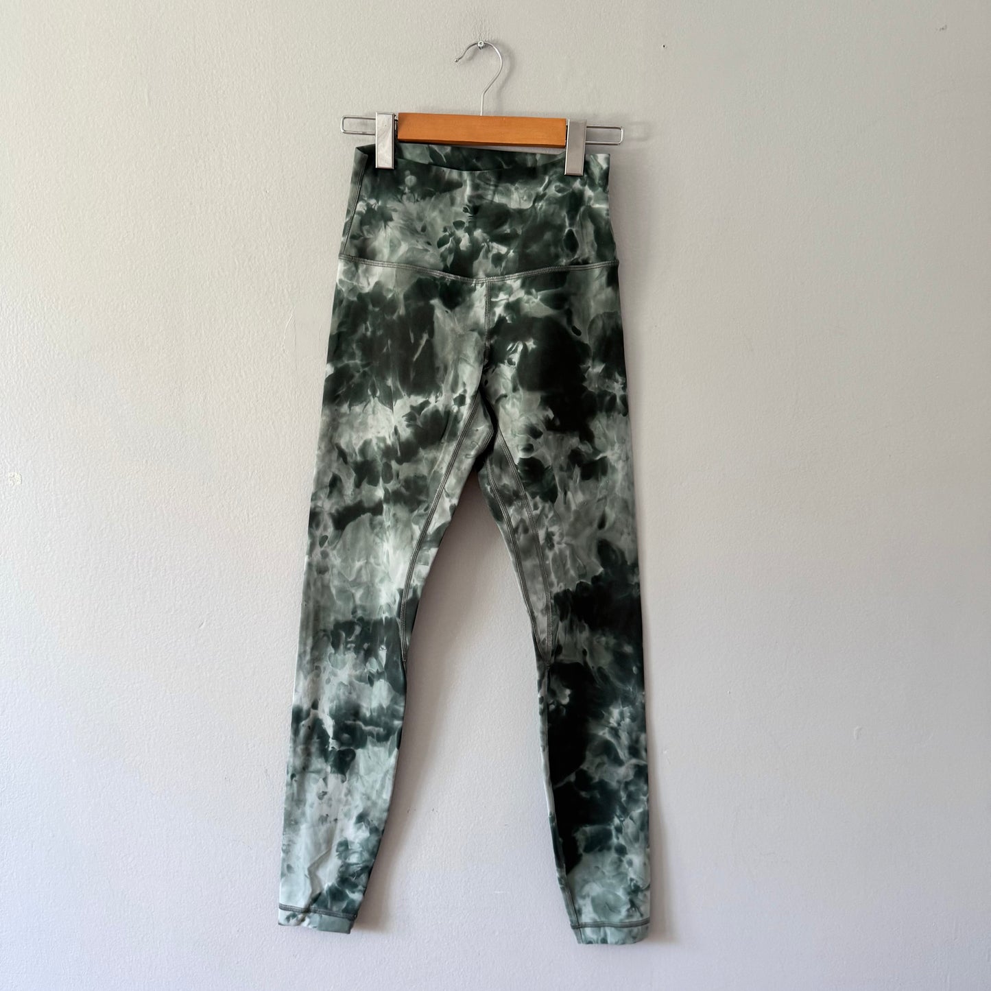 Lululemon / Tie dye leggings / Women 6