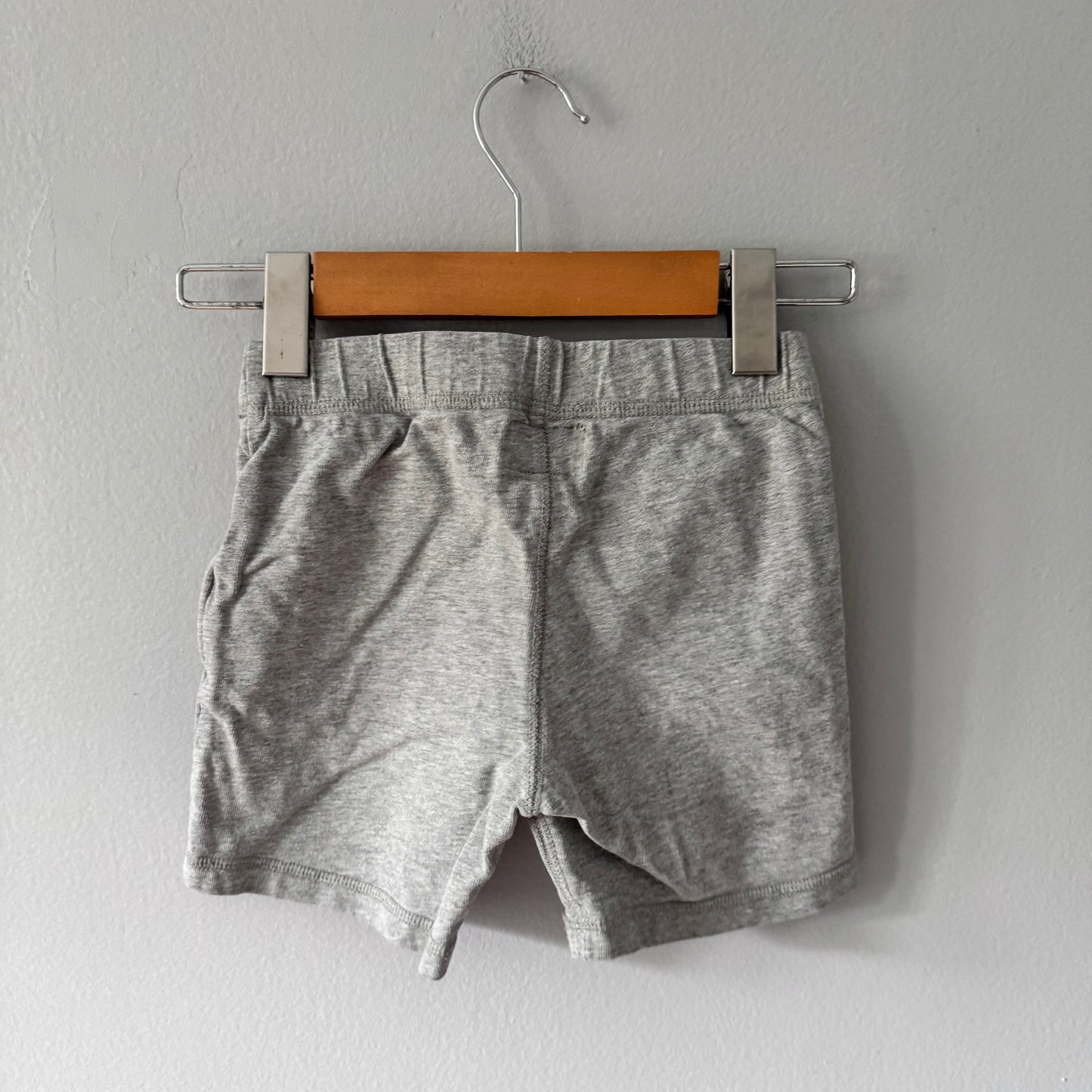 Roots / Light grey shorts / 5T