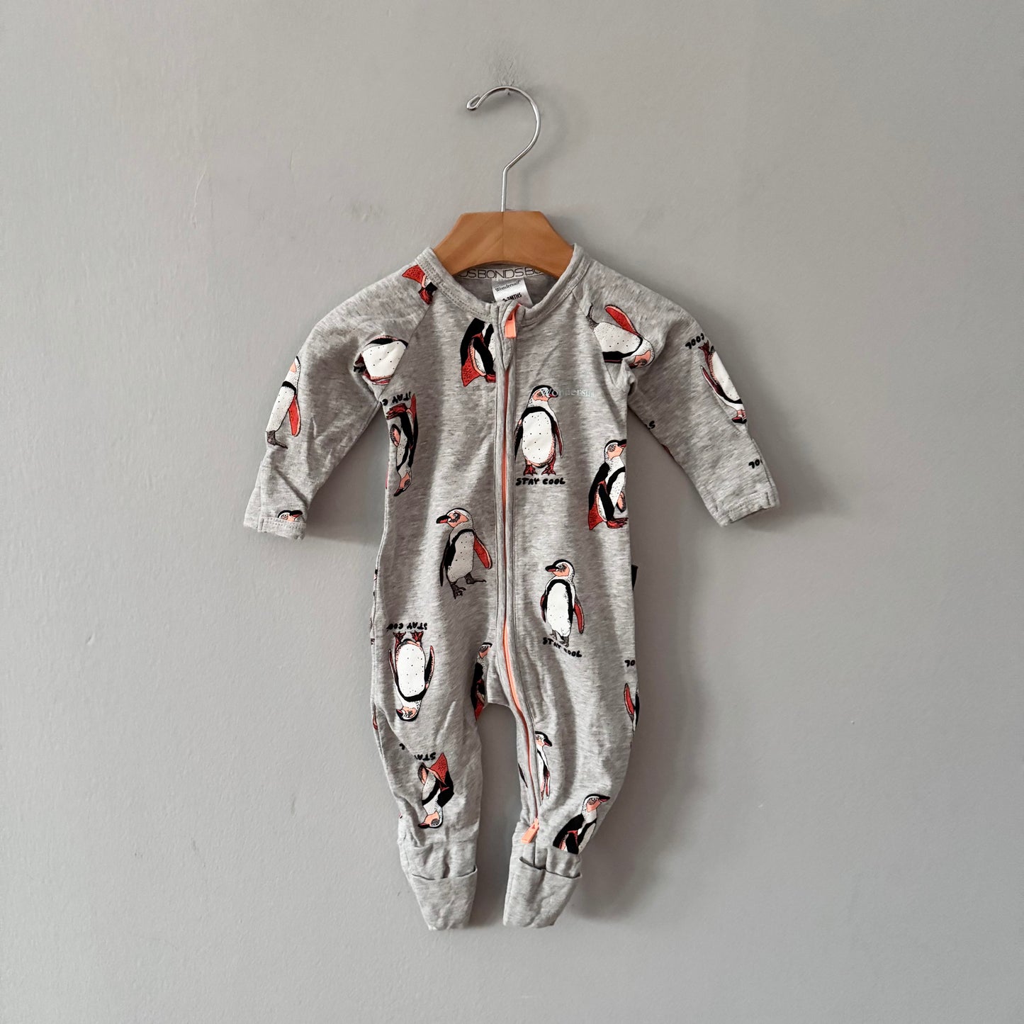 Bonds / Light grey romper - penguin	/ 0-3M