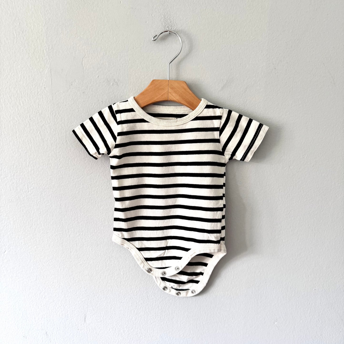 Mini mioche / White black stripe onesie / 3-6M - 2 Available