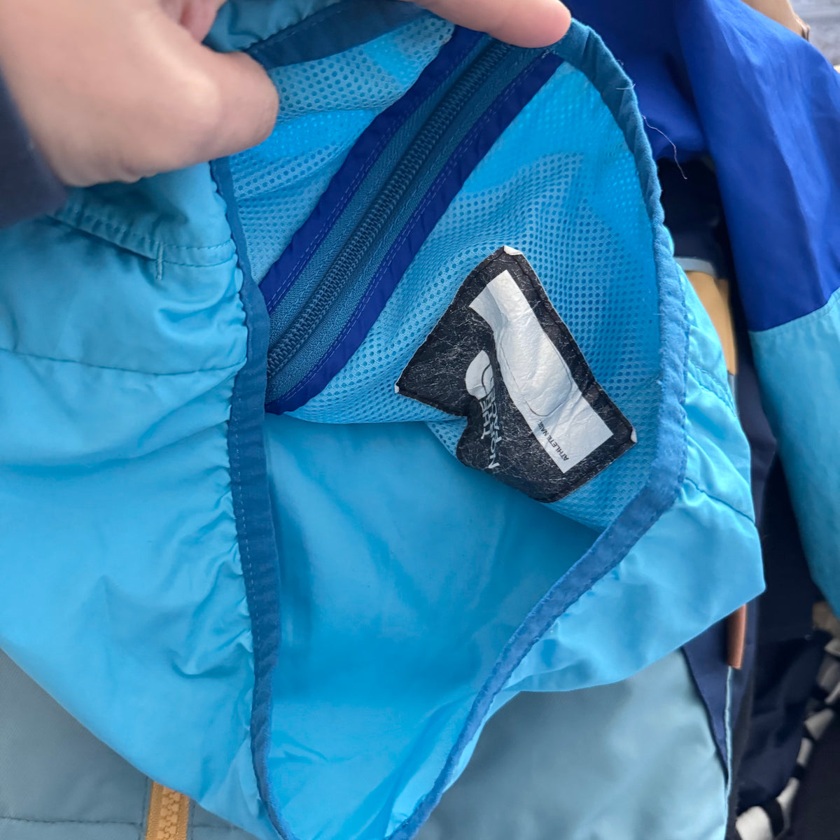 The North Face / Blue windbreaker / 3T