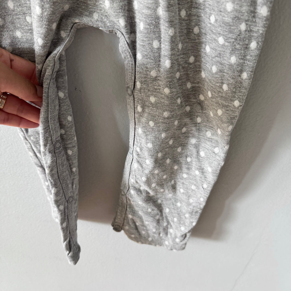 Noppies / Light grey x dots romper / 86(18M)