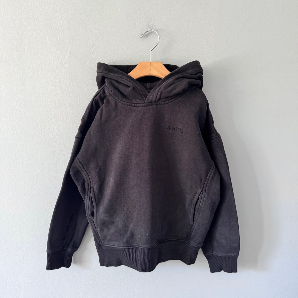 Roots / Black hoodie / 7-8Y