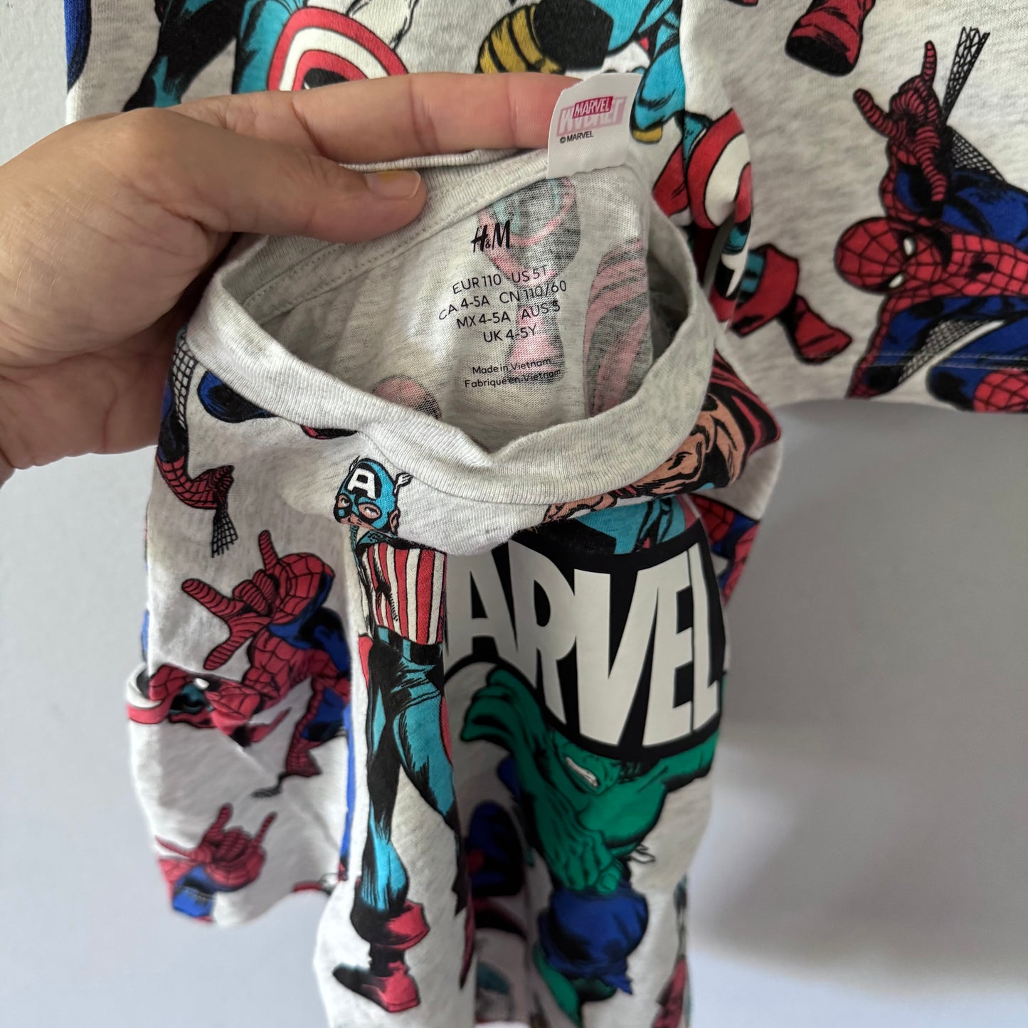 H&M / Marvel T-shirt and shorts set / 4-5Y