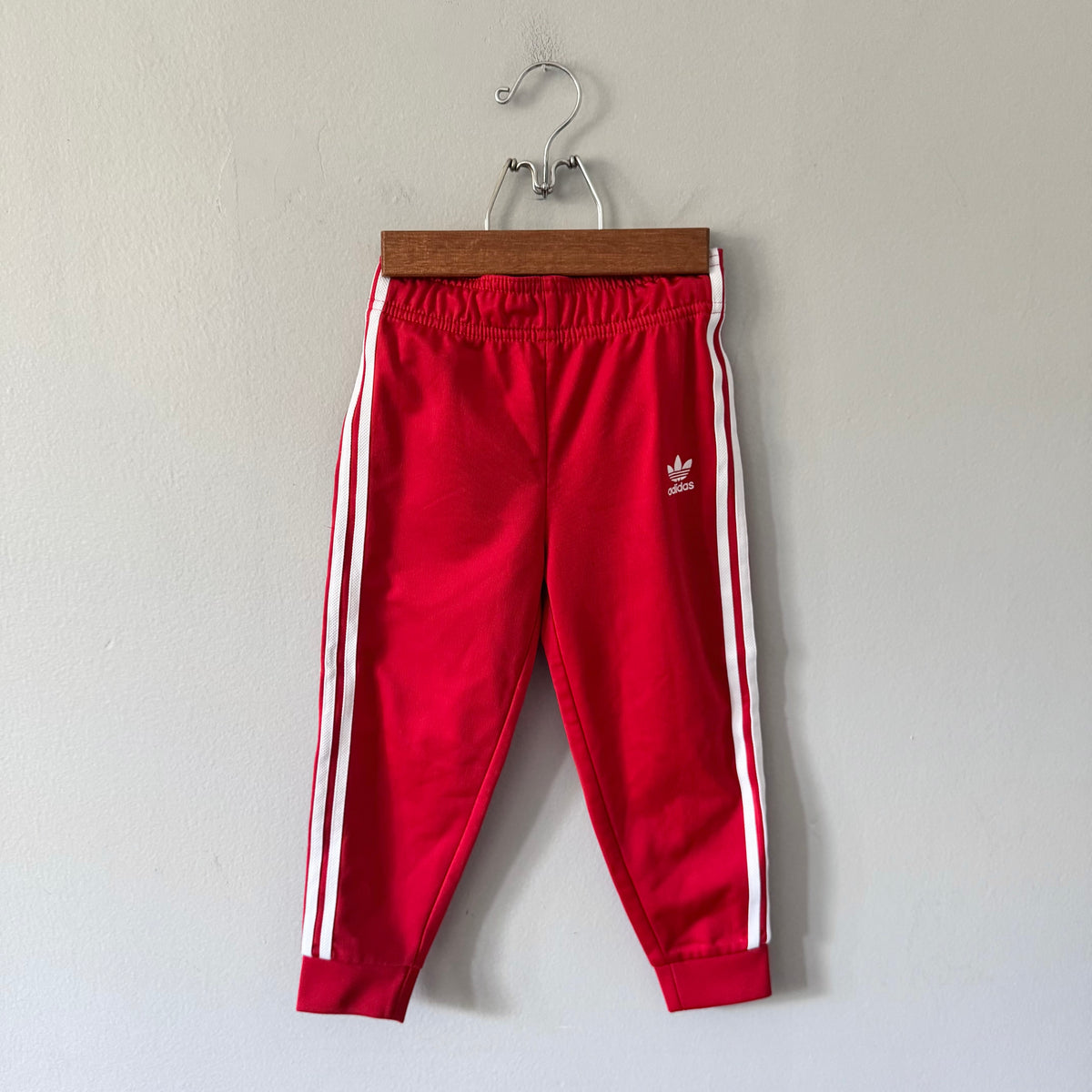 Adidas / Red sweatpants / 3-4Y