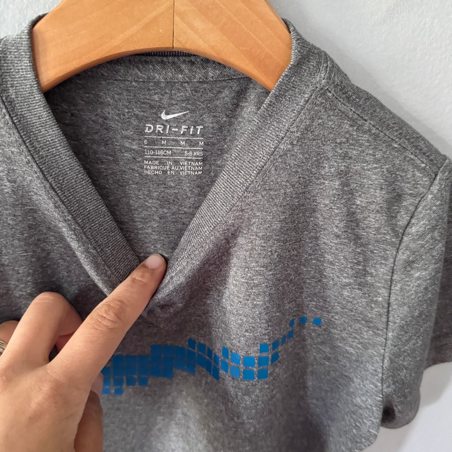 Nike / Dark grey Dri-Fit / 5-6Y