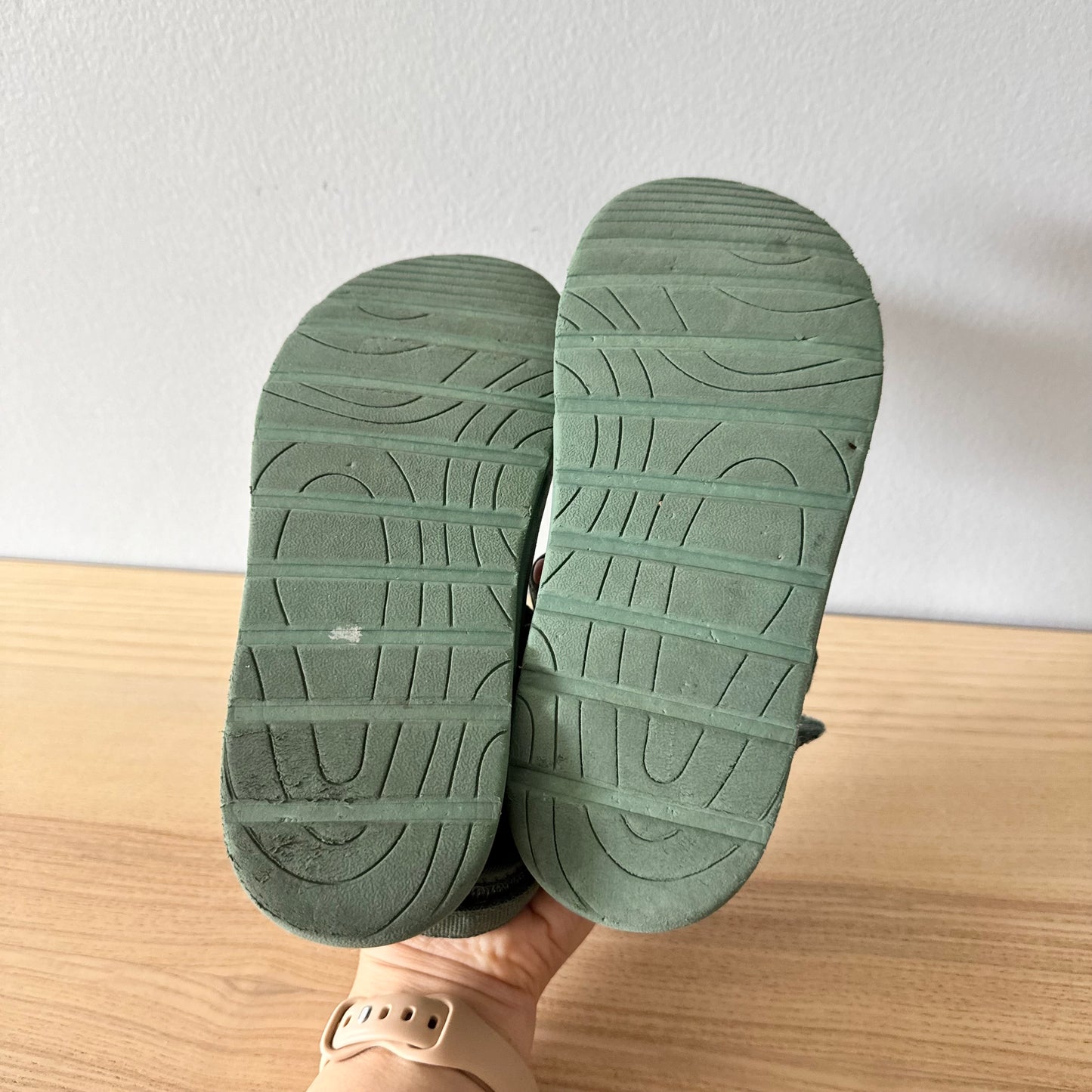 H&M / Khaki sandals / J2