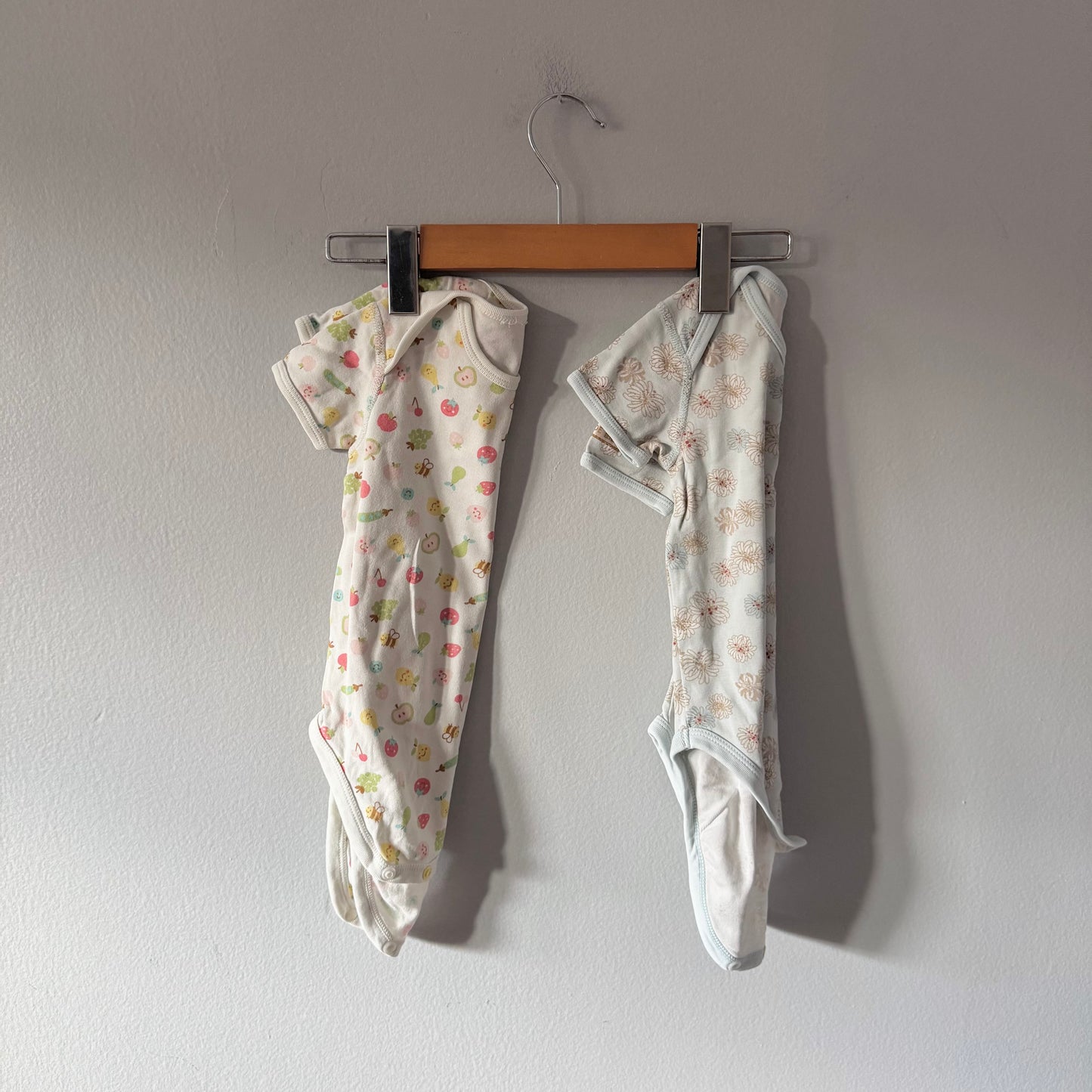 Uniqlo / 2 short sleeve onesies / 6-12M