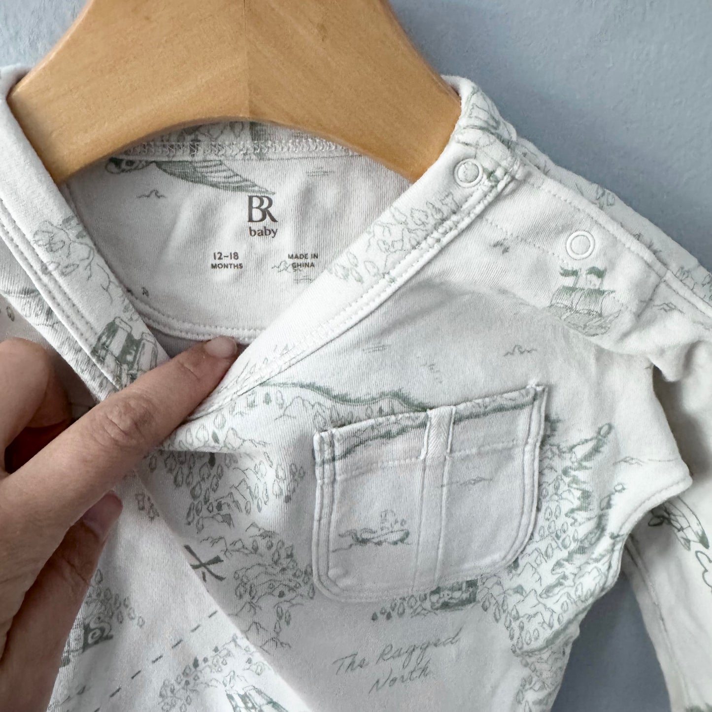 BR Baby	/ White x light green long sleeve onesie / 12-18M