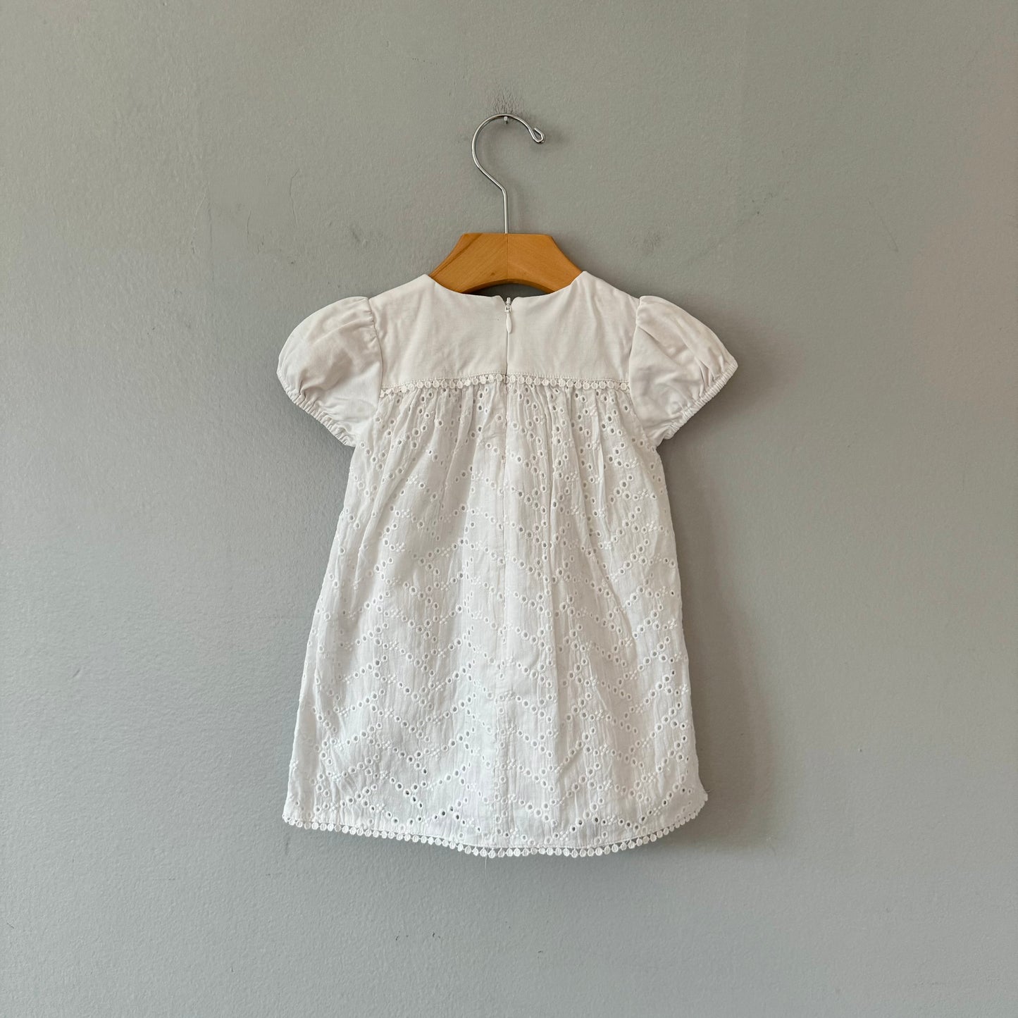 Carrement Beau / White eyelet dress / 12M