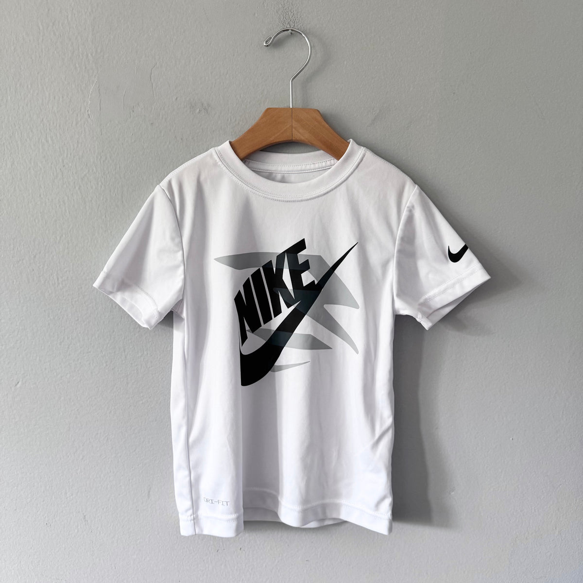 Nike / White Dri-fit T-shirt / 5-6Y