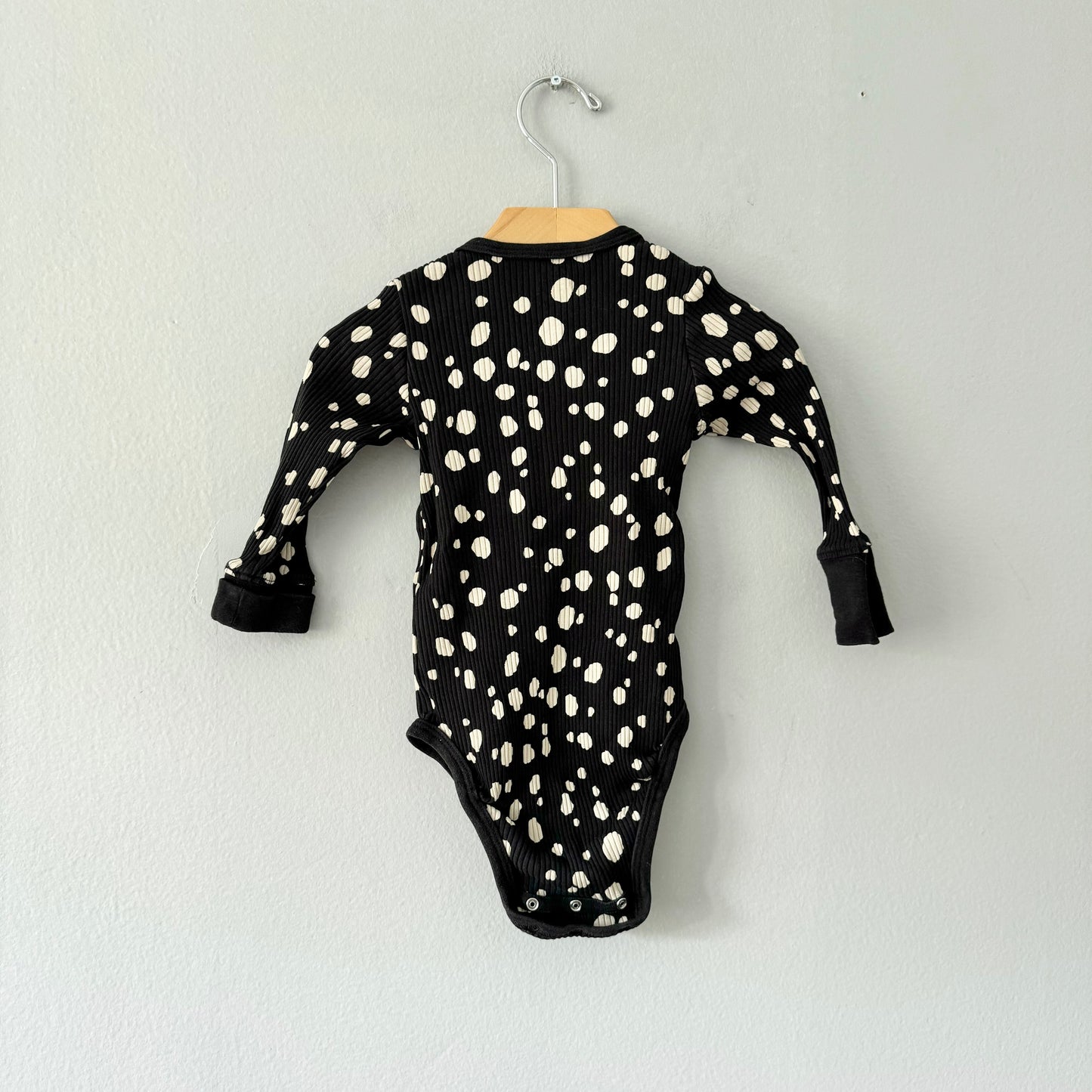 Lindex / Black ribbed onesie / 4-6M