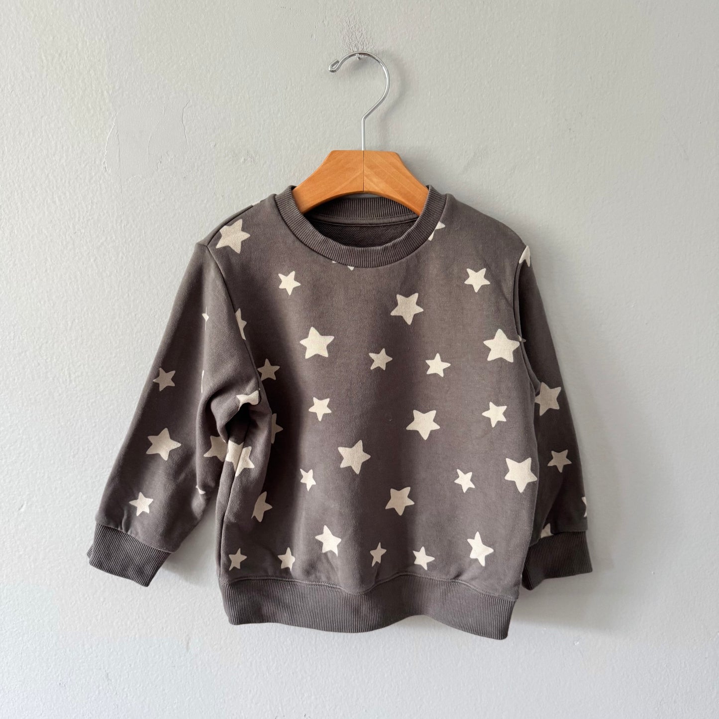 Uniqlo / Grey x star sweatshirt / 3Y