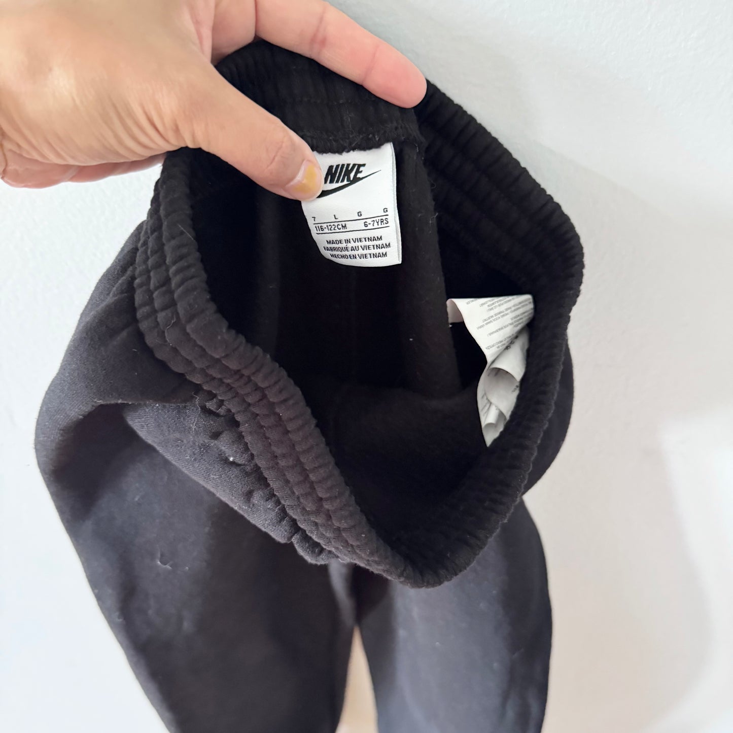Nike / Black sweatpants / 6-7Y