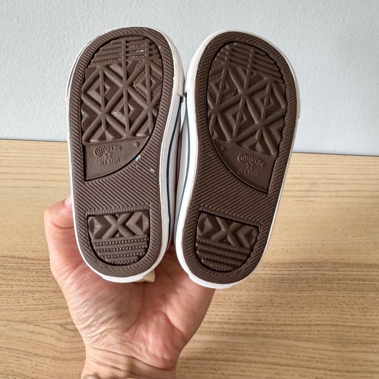 Converse / Velcro shoes / US5