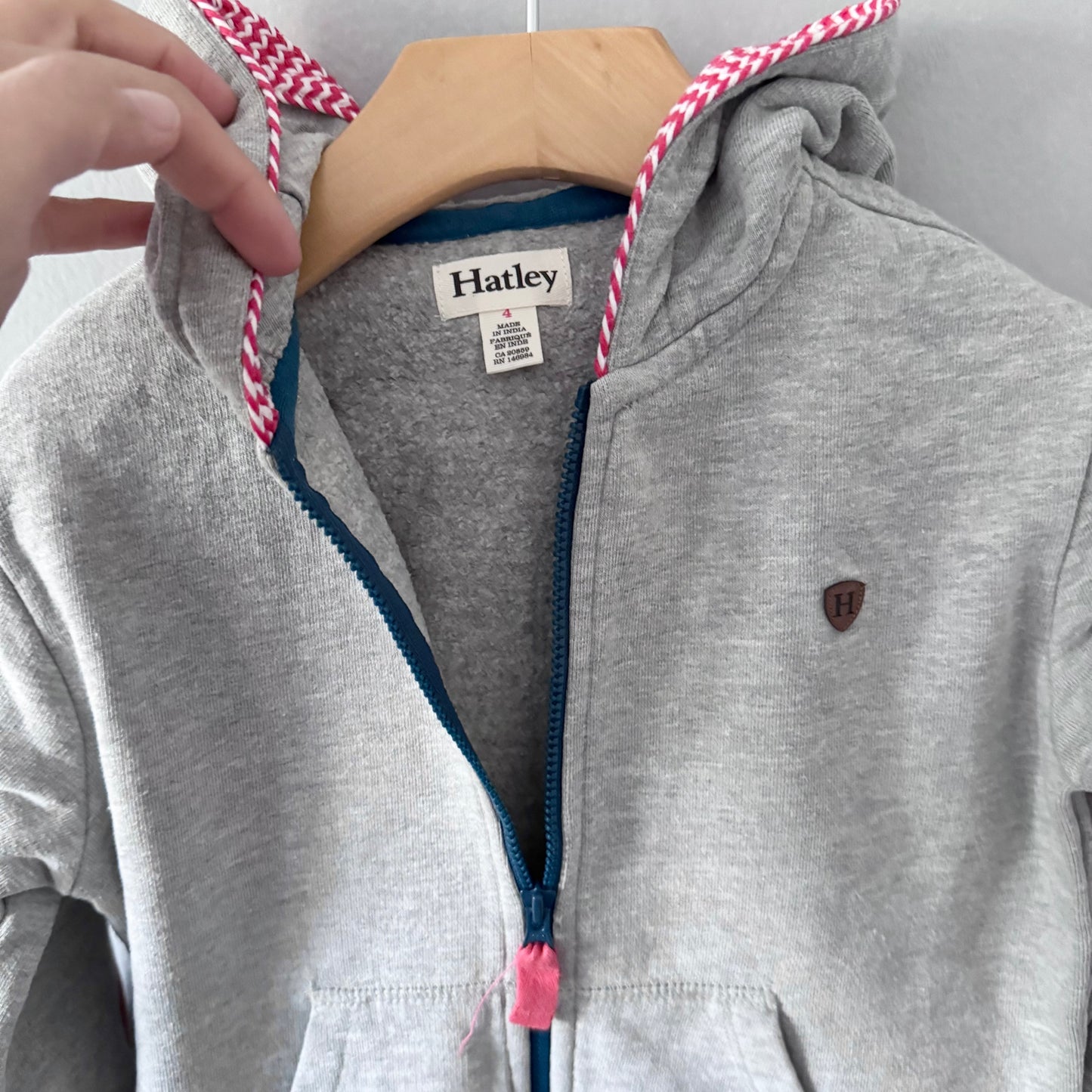 Hatley / Light grey zip up hoodie / 4Y