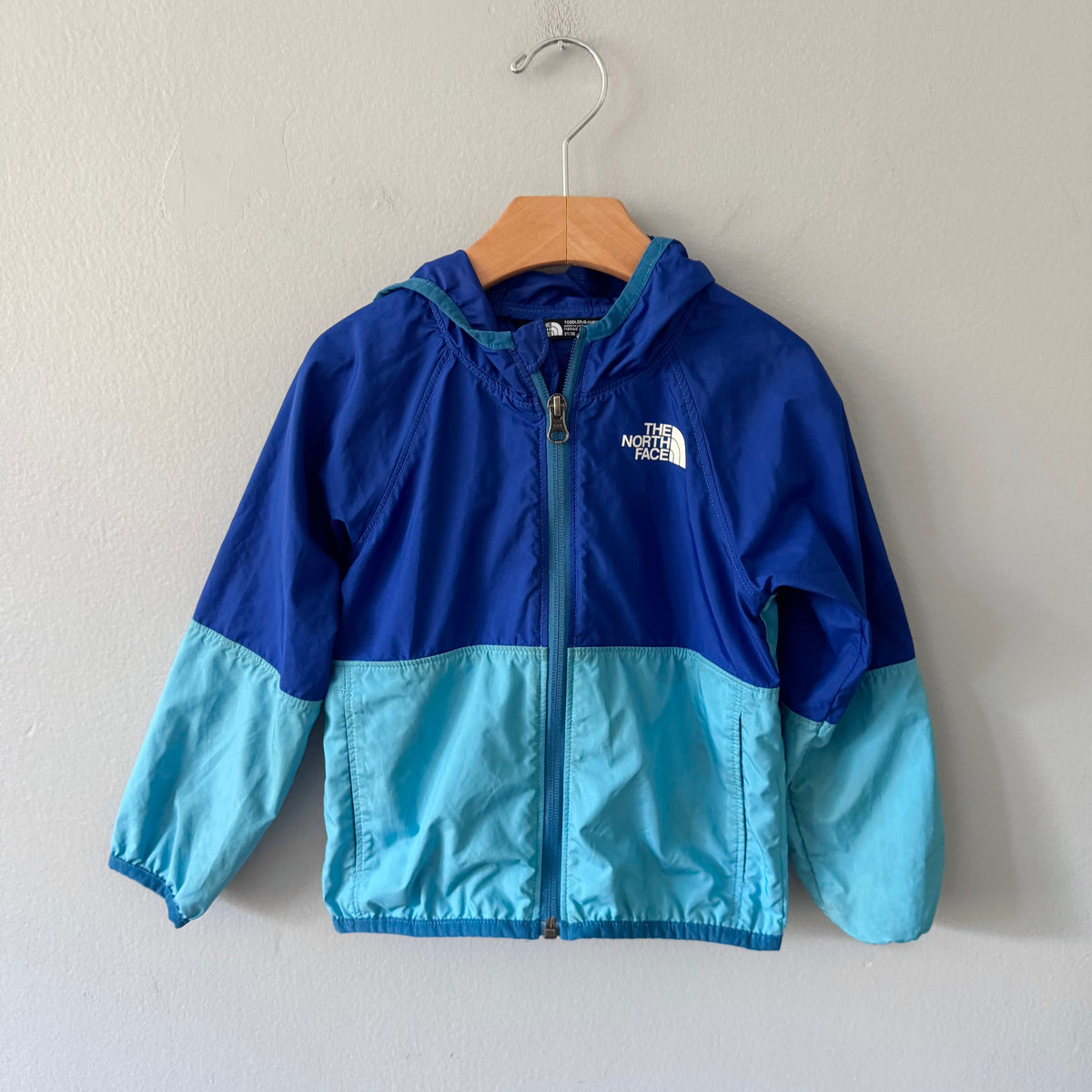 The North Face / Blue windbreaker / 3T