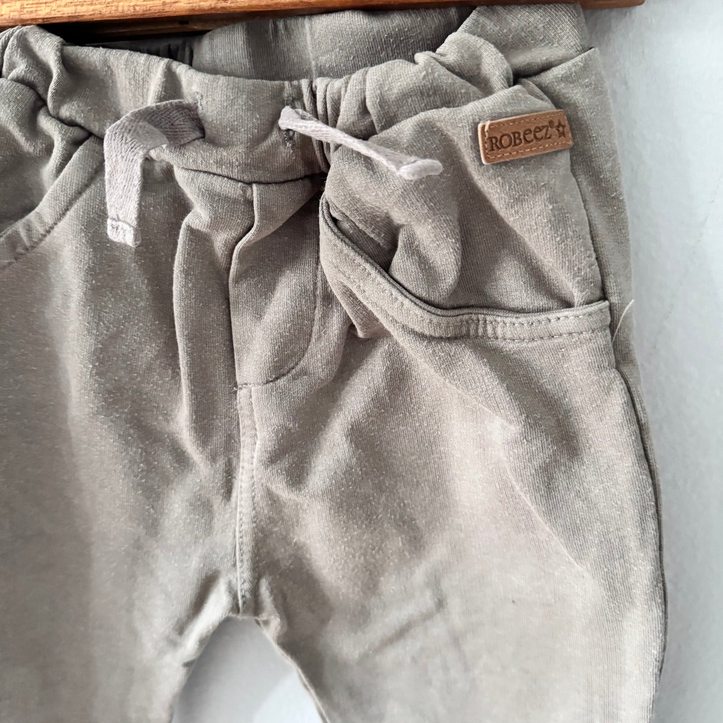Robeez / Khaki pants / 9-12M